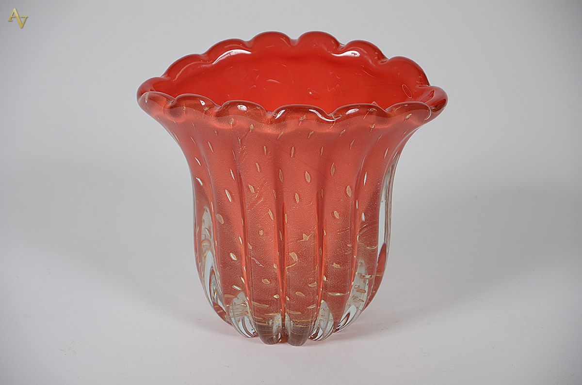 Vaso de murano na cor laranja com pó de ouro, altura 17,5 cm.
