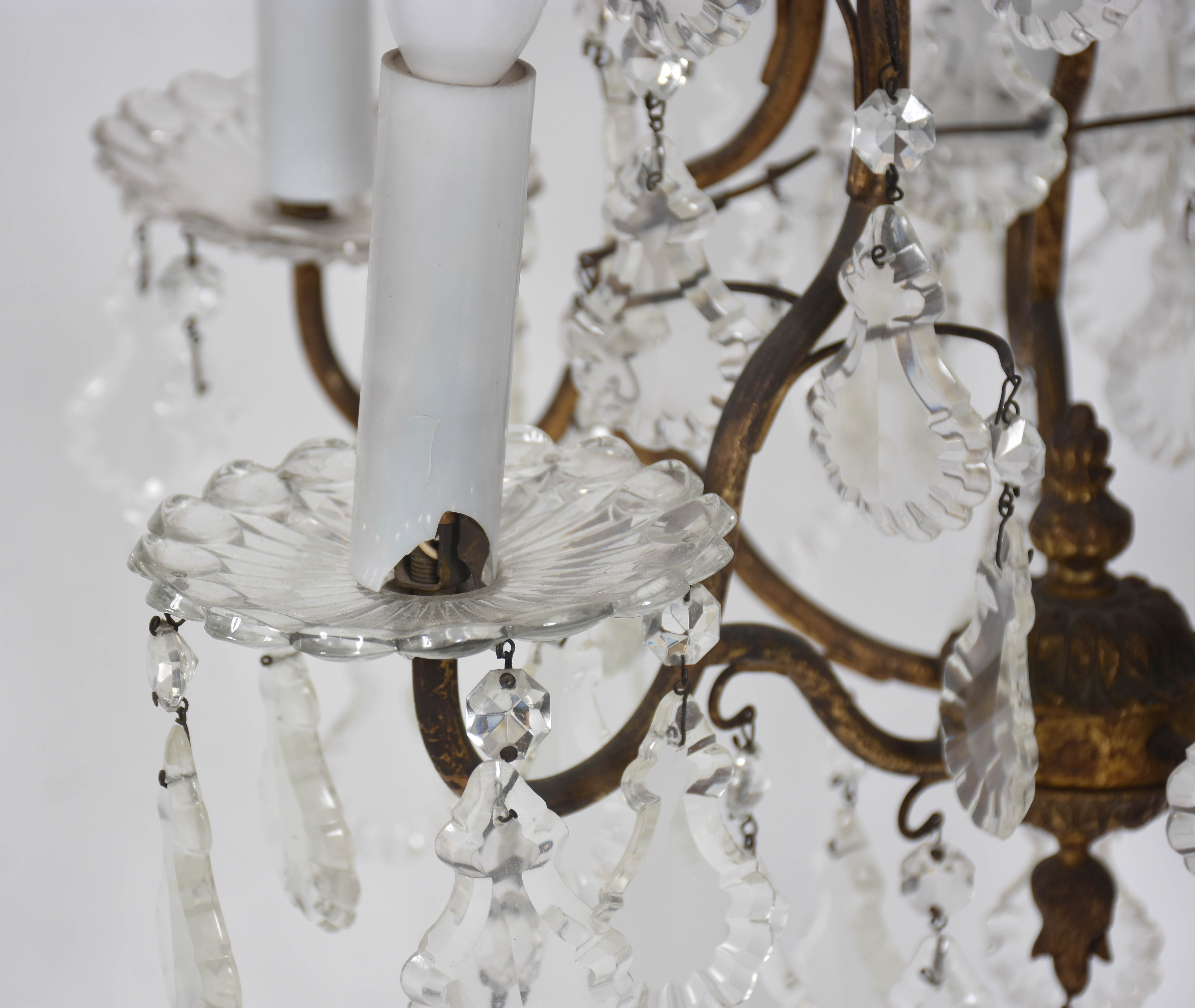 Lustre para 5 luzes com estrutura de metal dourado e placas de... - foto 2 de 2