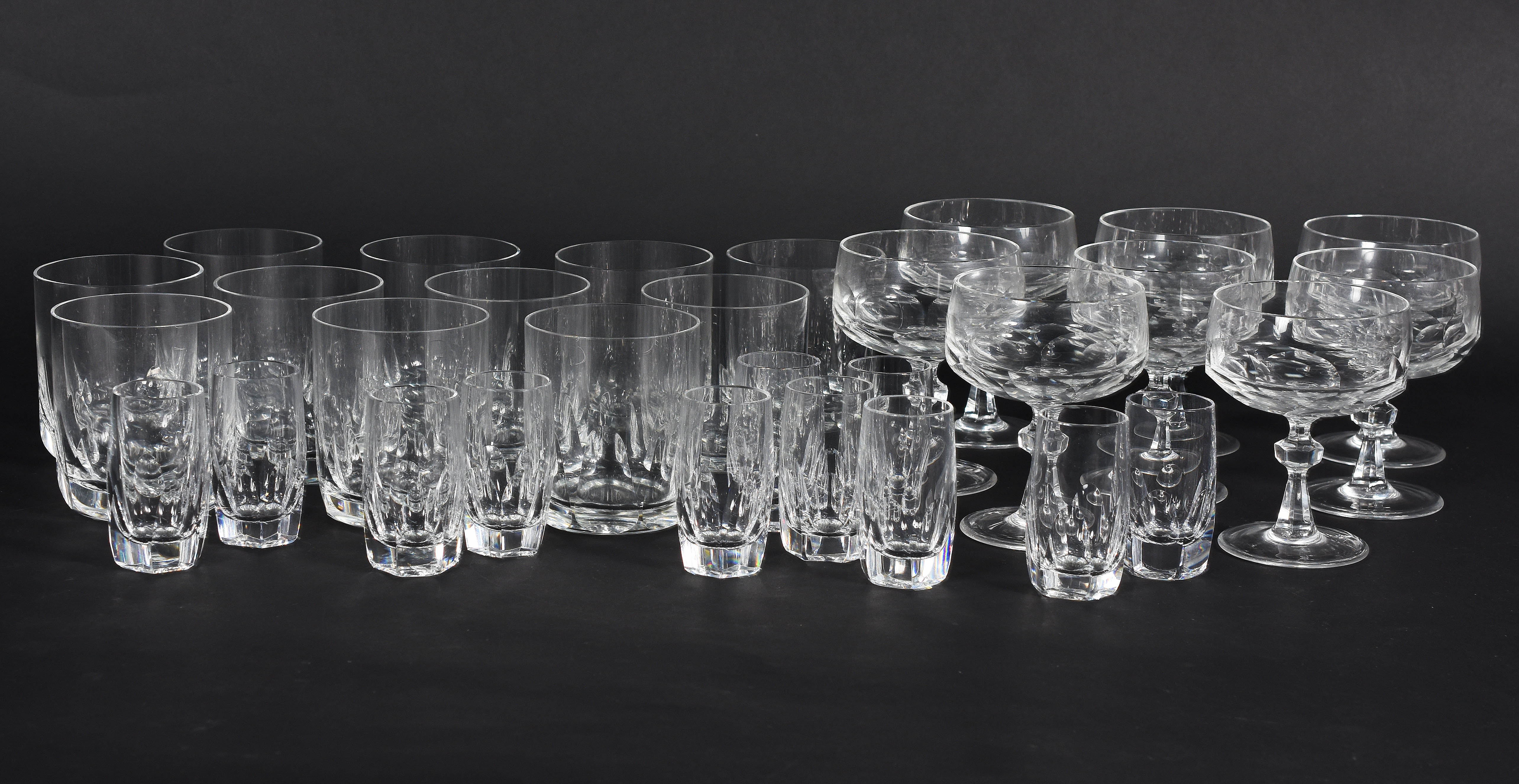 Conjunto com 30 peças de cristal facetado, sendo 8 taças para... - foto 1 de 3
