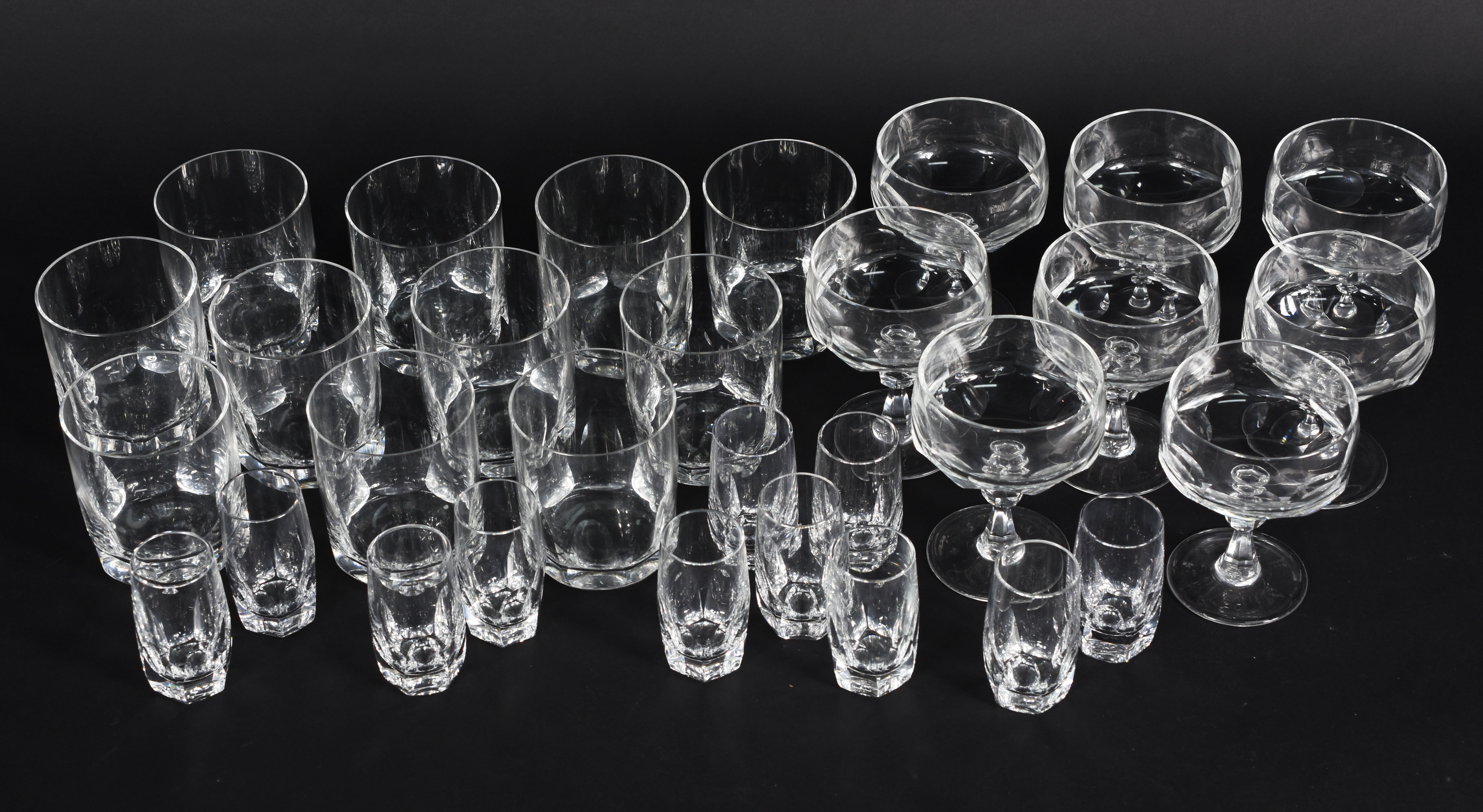 Conjunto com 30 peças de cristal facetado, sendo 8 taças para... - foto 3 de 3