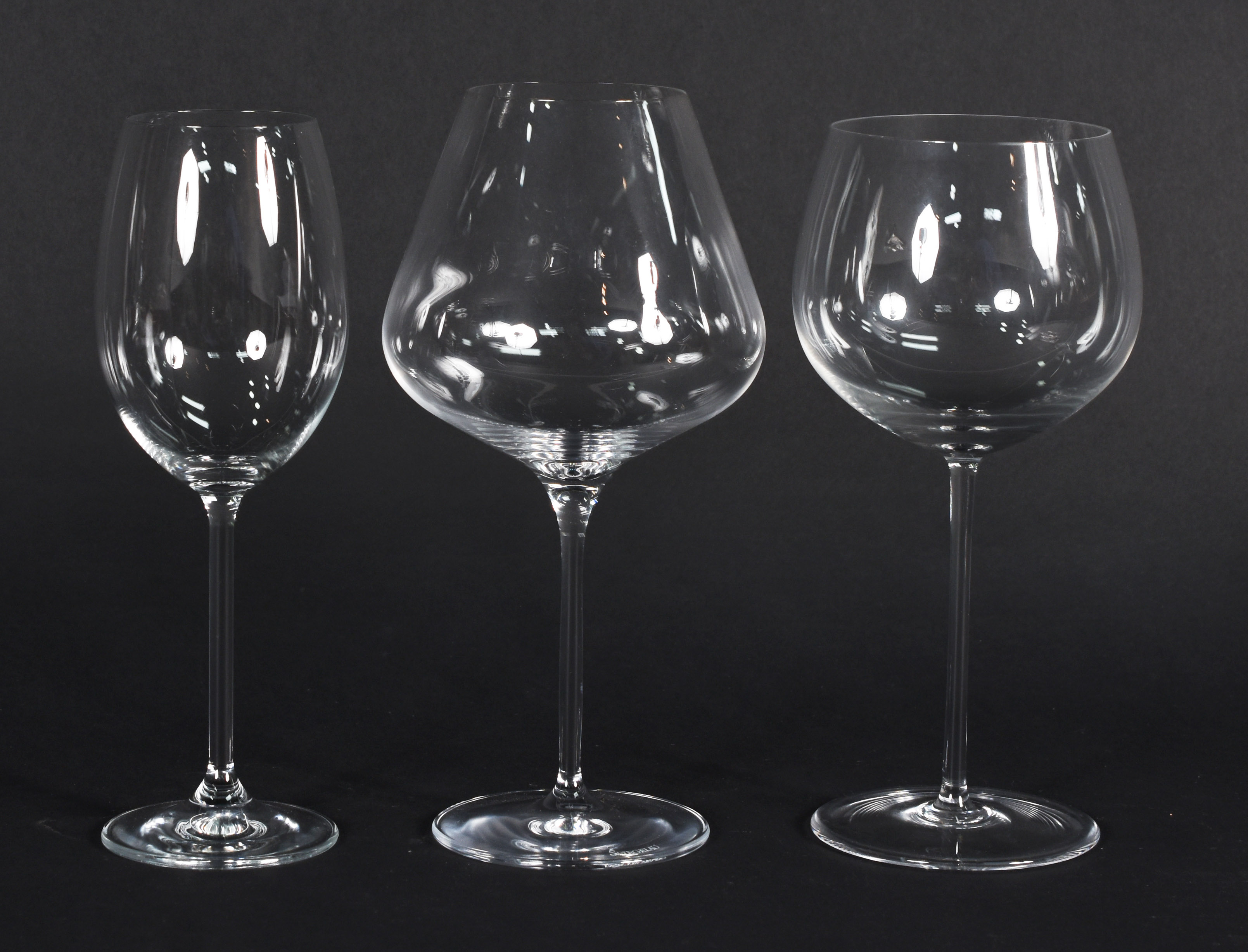 Quinze taças diversas para vinho, sendo 9 para tinto e 6 para branco. - foto 2 de 4