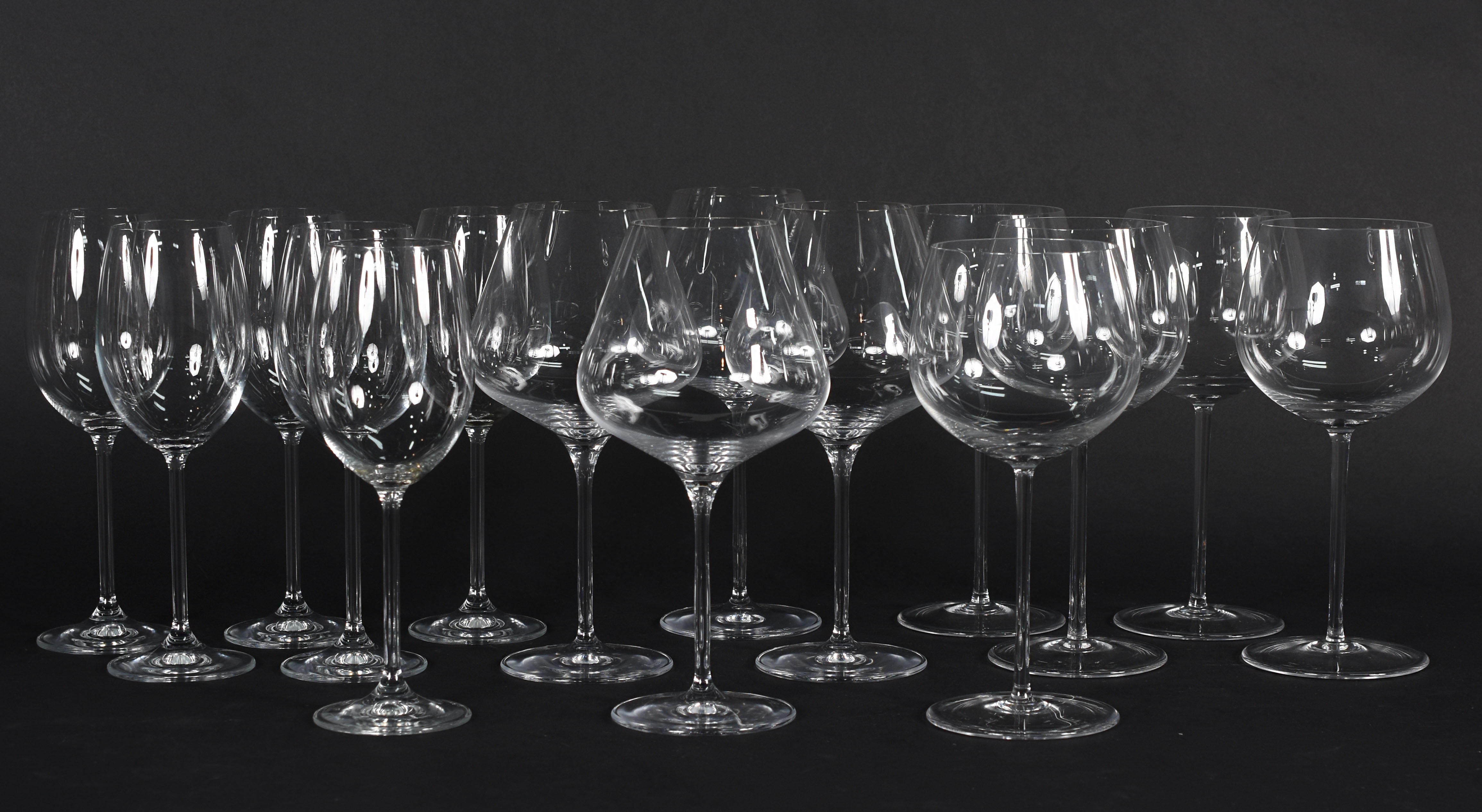 Quinze taças diversas para vinho, sendo 9 para tinto e 6 para branco. - foto 1 de 4