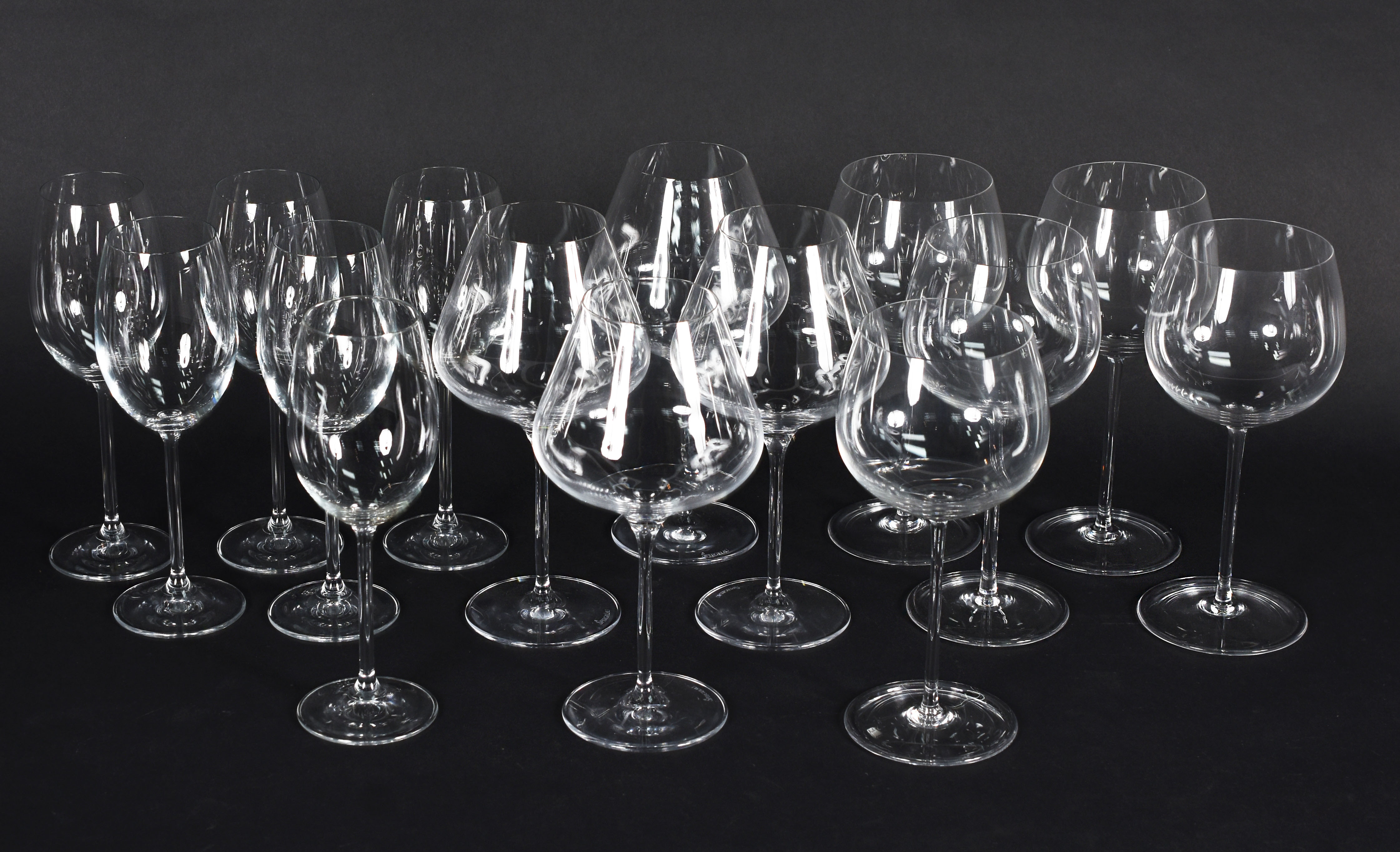 Quinze taças diversas para vinho, sendo 9 para tinto e 6 para branco. - foto 3 de 4