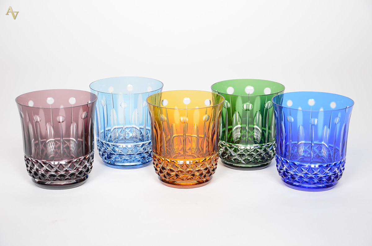 Cinco copos de cristal Strauss lapidado doublé em diversas cores.