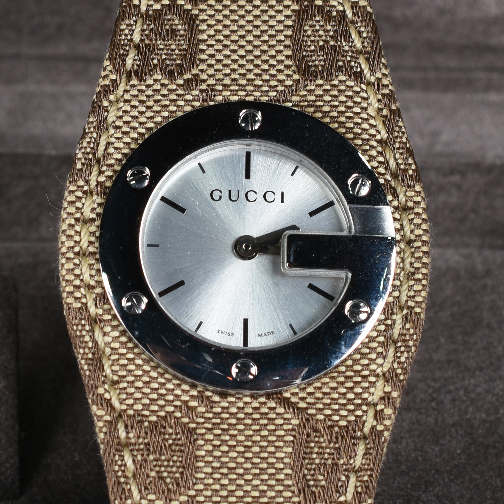 Relógio Gucci modelo feminino (no estojo). Mostrador com 3 cm de... - foto 1 de 4