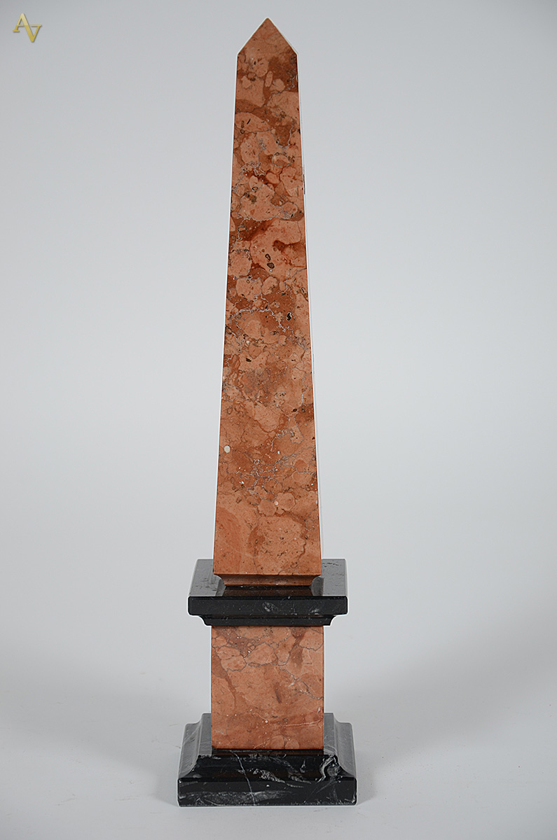 Obelisco em mármore italiano. Altura 42 cm. - foto 1 de 2