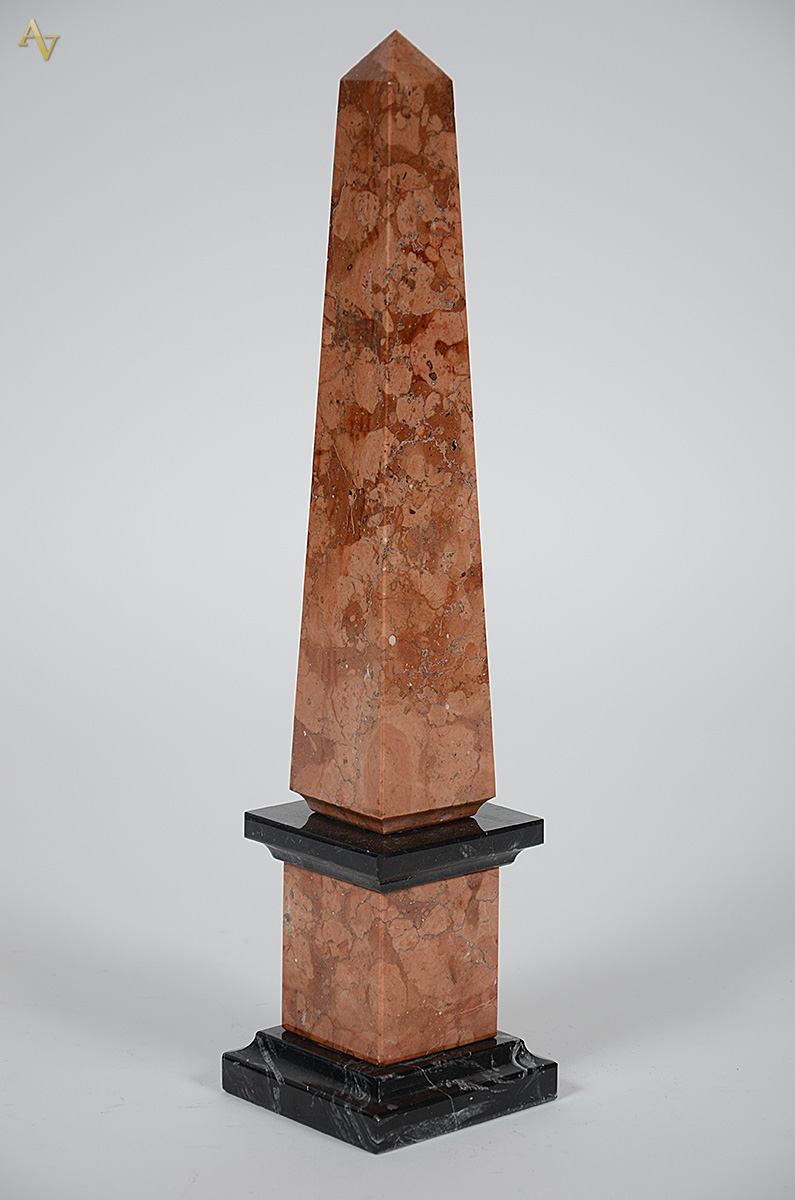 Obelisco em mármore italiano. Altura 42 cm. - foto 2 de 2