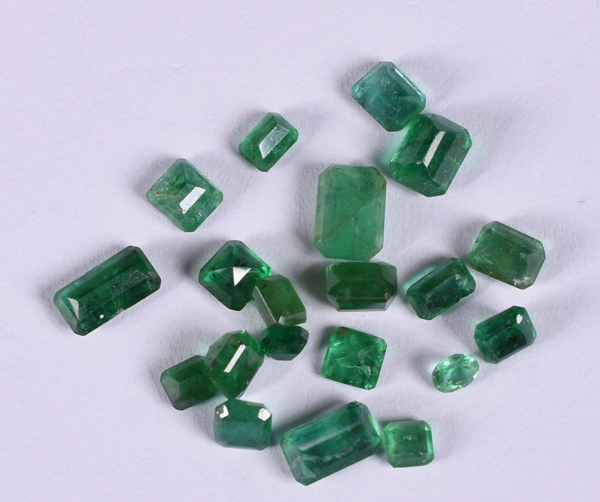 Conjunto com 20 pedras turmalinas verdes. - foto 1 de 2