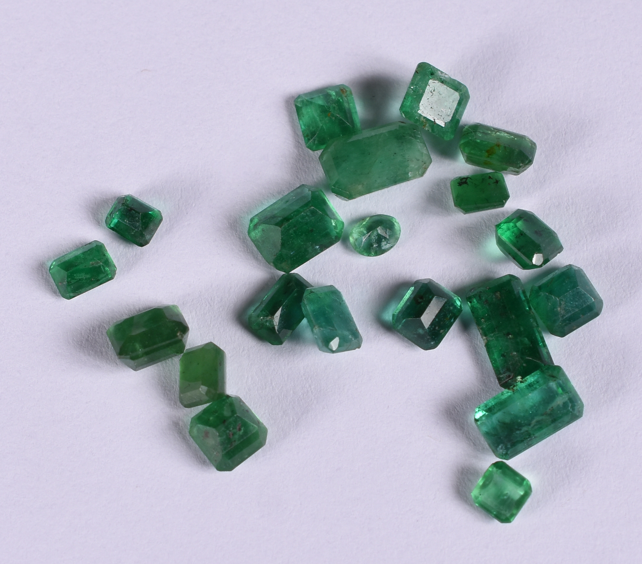 Conjunto com 20 pedras turmalinas verdes. - foto 2 de 2