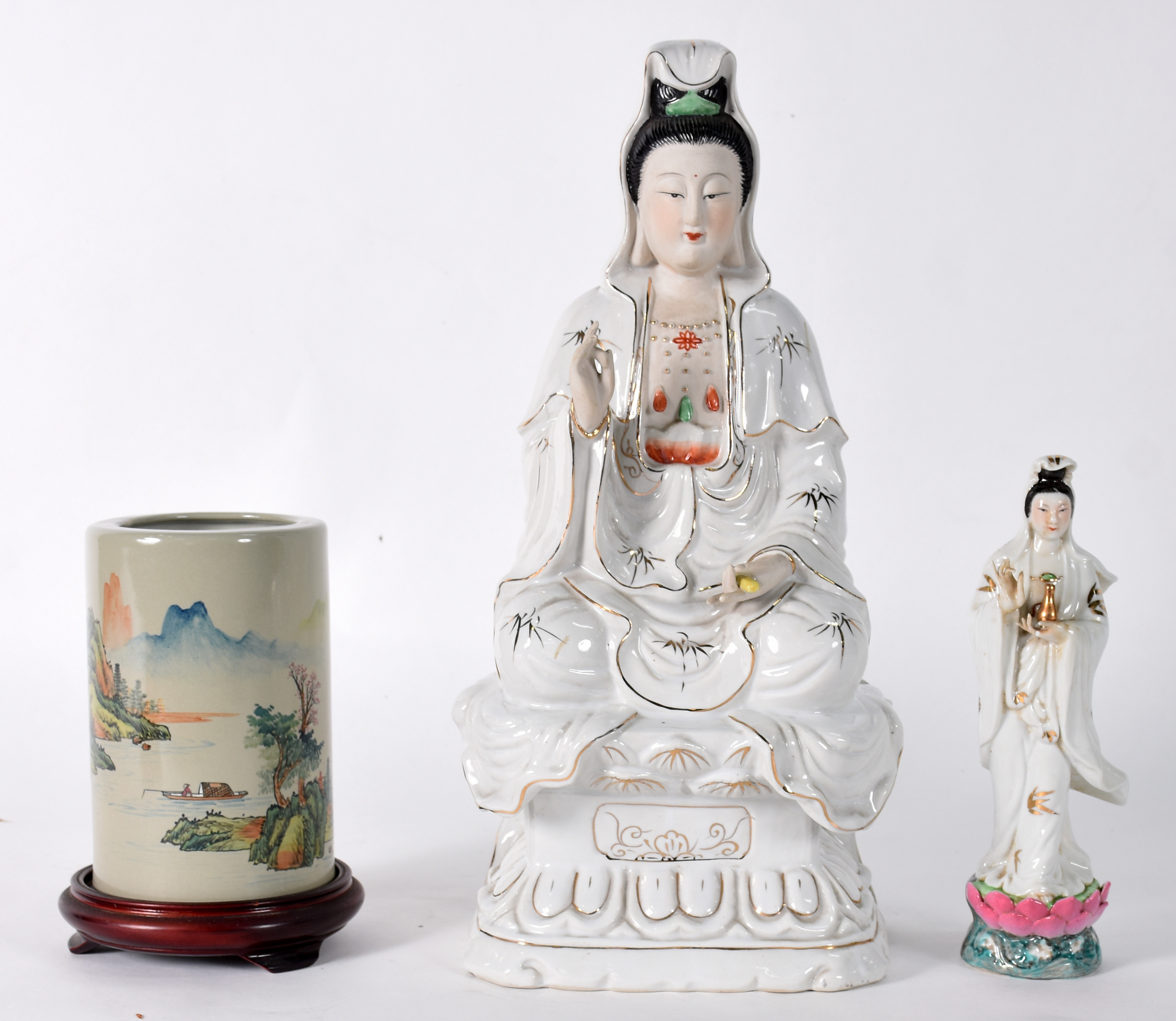 Três peças em porcelana oriental sendo; divindade, figura feminina... - foto 1 de 7
