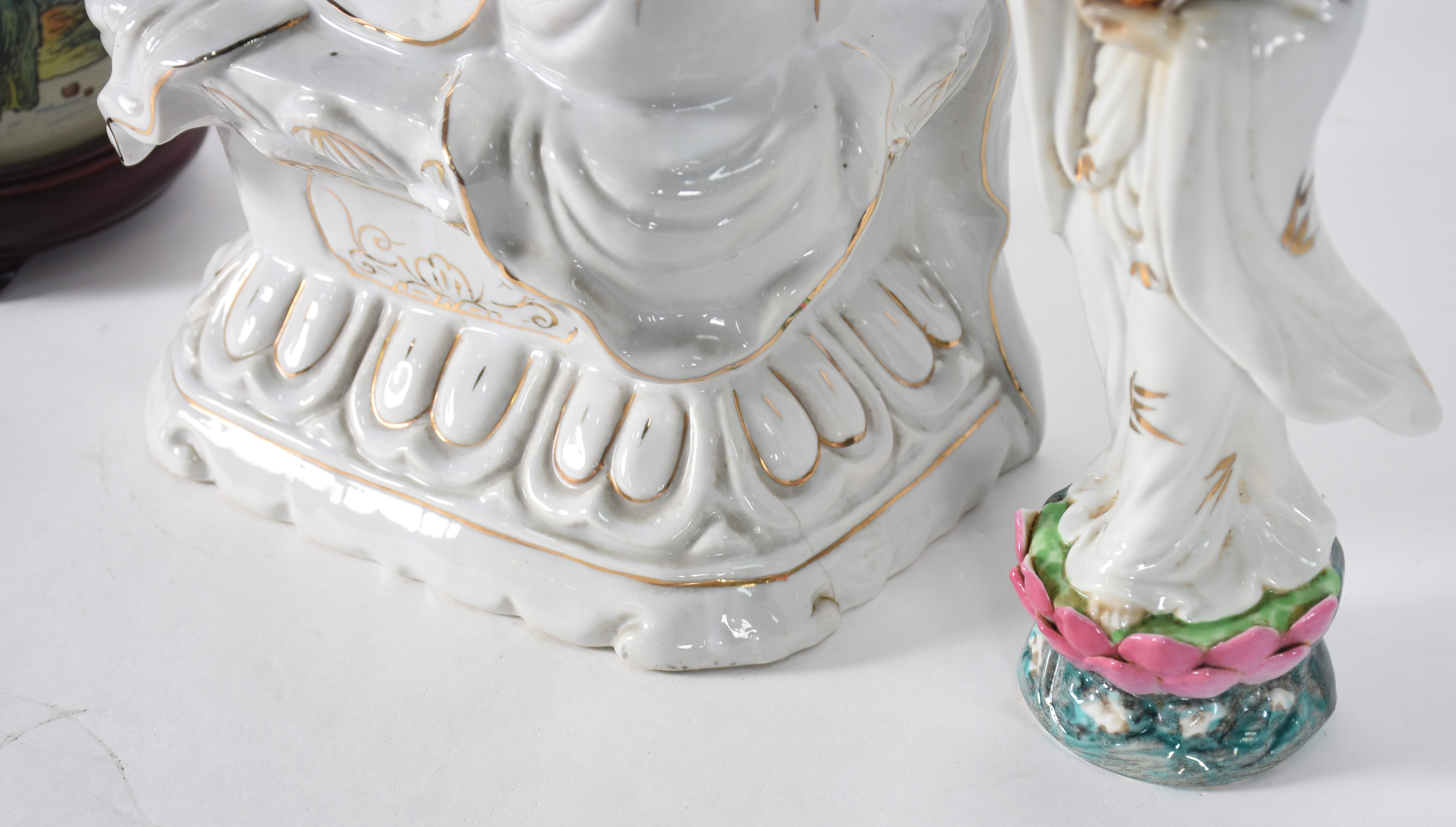 Três peças em porcelana oriental sendo; divindade, figura feminina... - foto 2 de 7