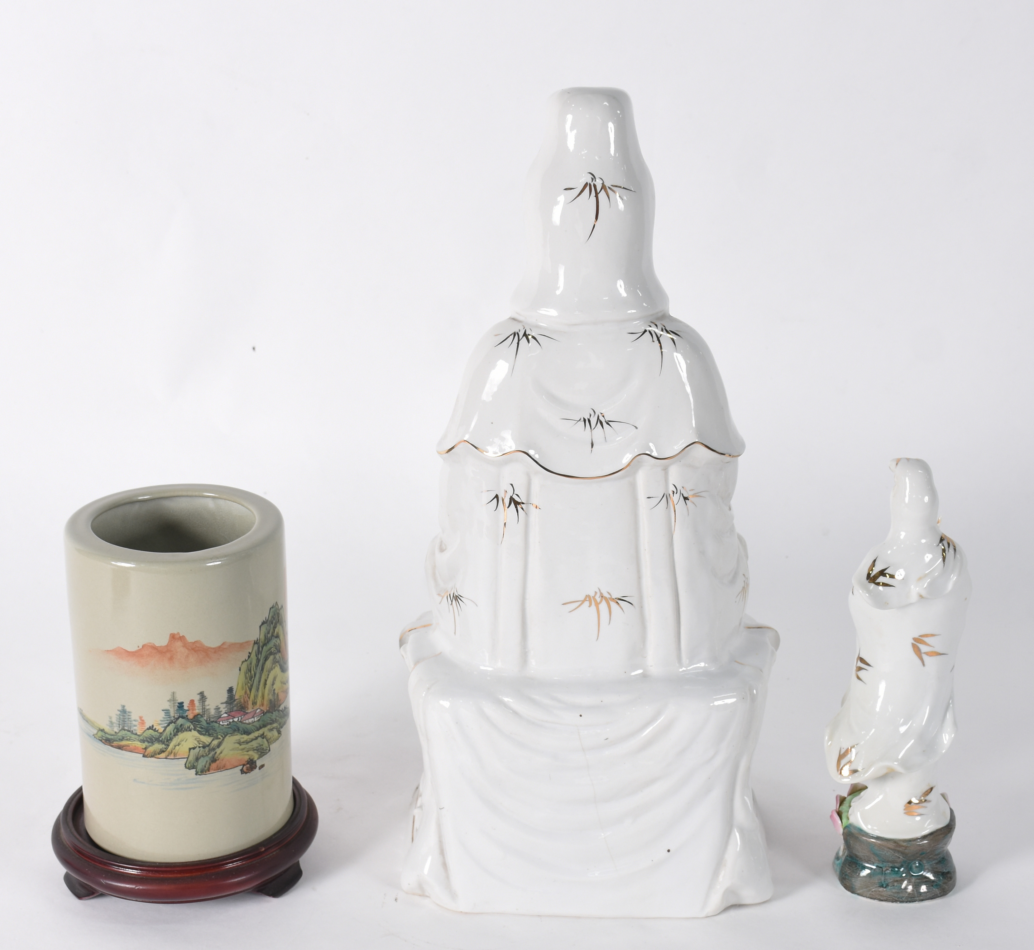 Três peças em porcelana oriental sendo; divindade, figura feminina... - foto 3 de 7