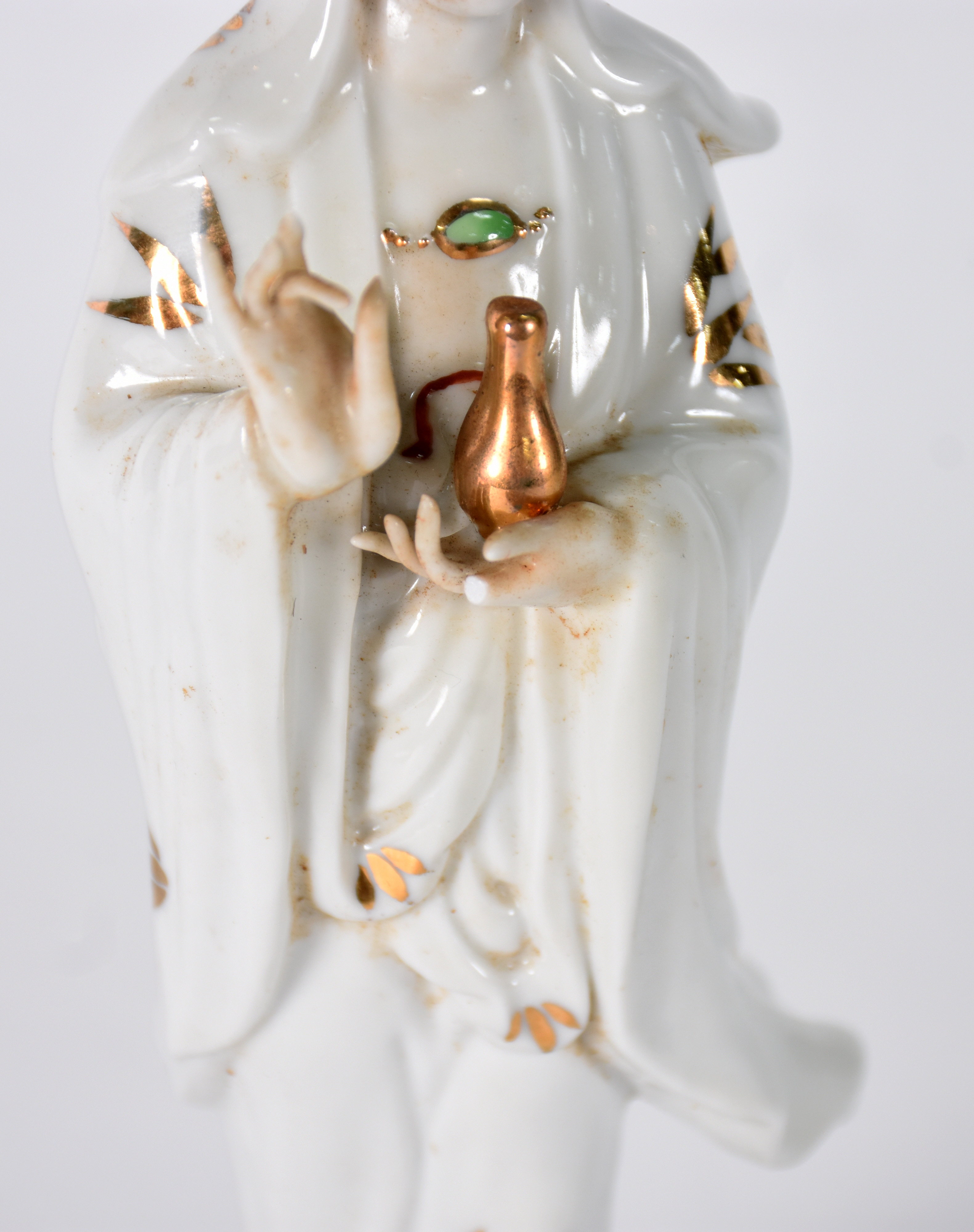 Três peças em porcelana oriental sendo; divindade, figura feminina... - foto 5 de 7