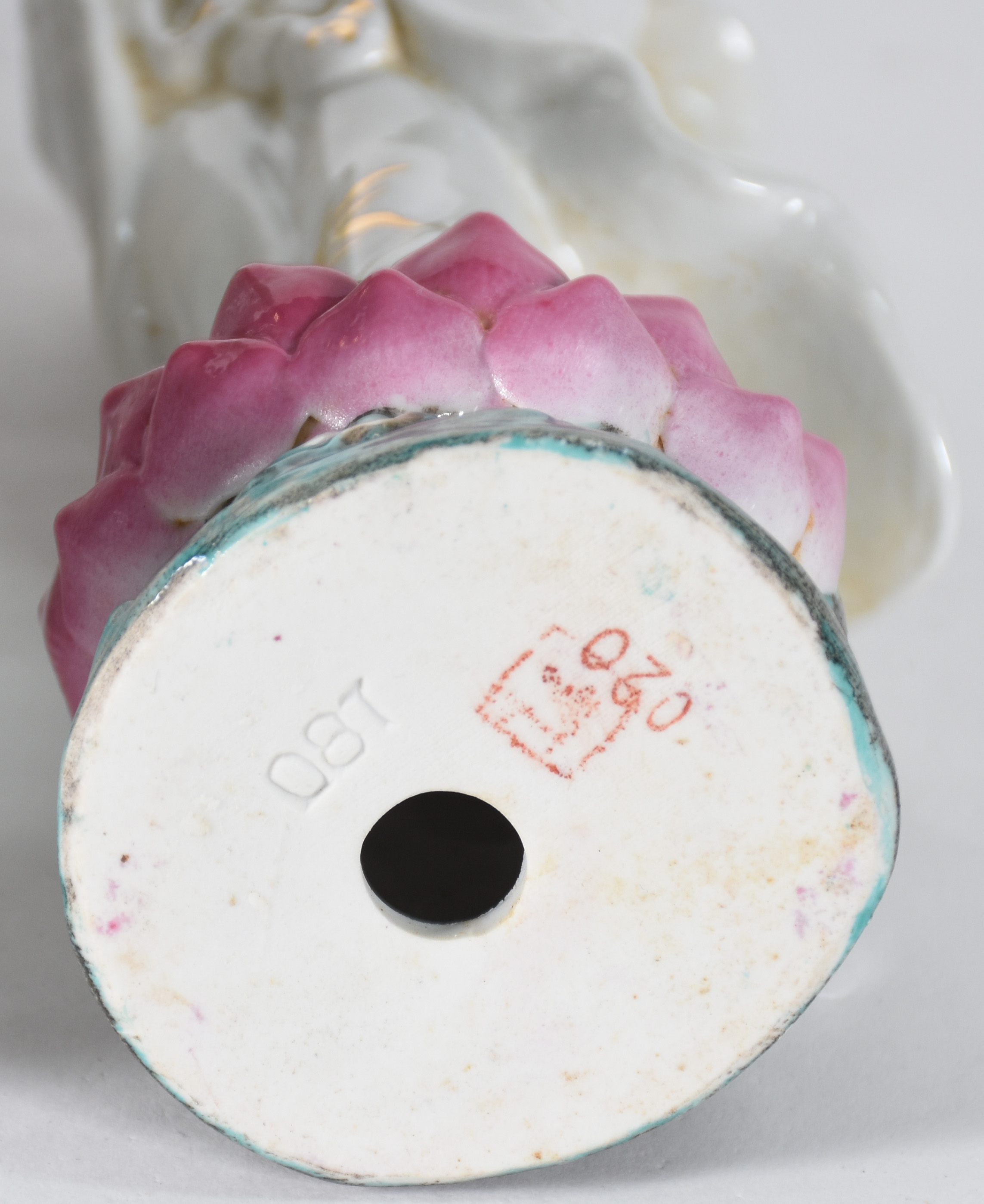 Três peças em porcelana oriental sendo; divindade, figura feminina... - foto 6 de 7