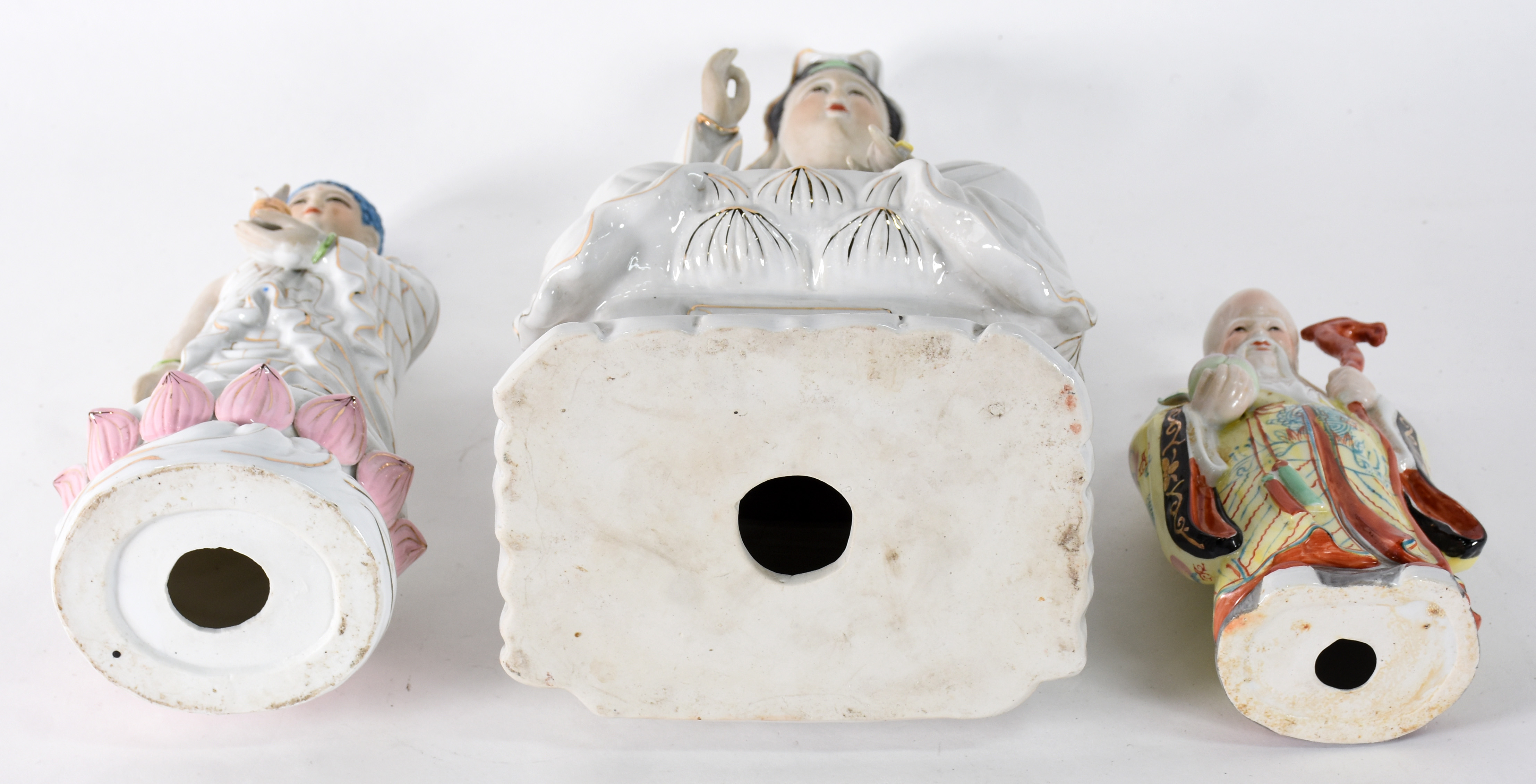 Três peças de porcelana oriental sendo; 2 divindades representando... - foto 4 de 4