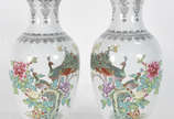 Par de vasos de porcelana chinesa decorados com... - Par de vasos de porcelana chinesa decorados com aves do paraíso em policromia e ideogramas.
