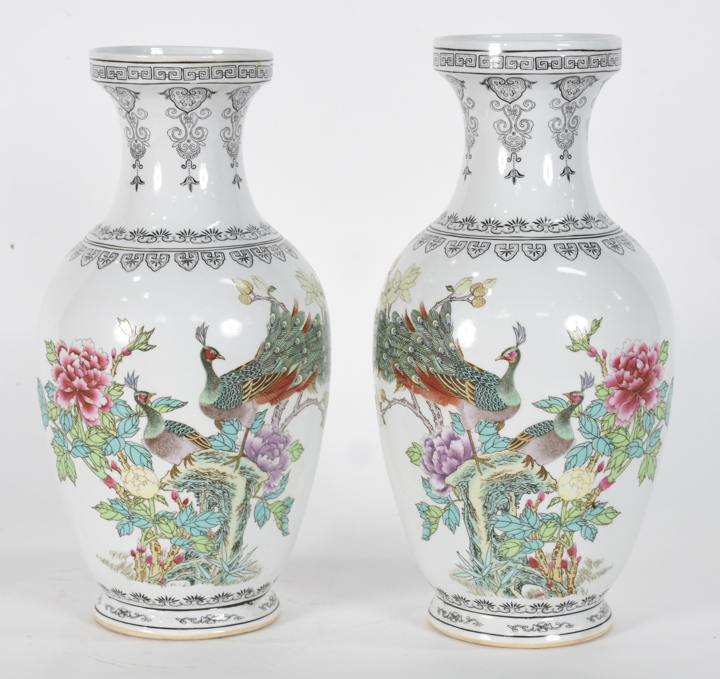 Par de vasos de porcelana chinesa decorados com aves do paraíso em... - foto 1 de 5