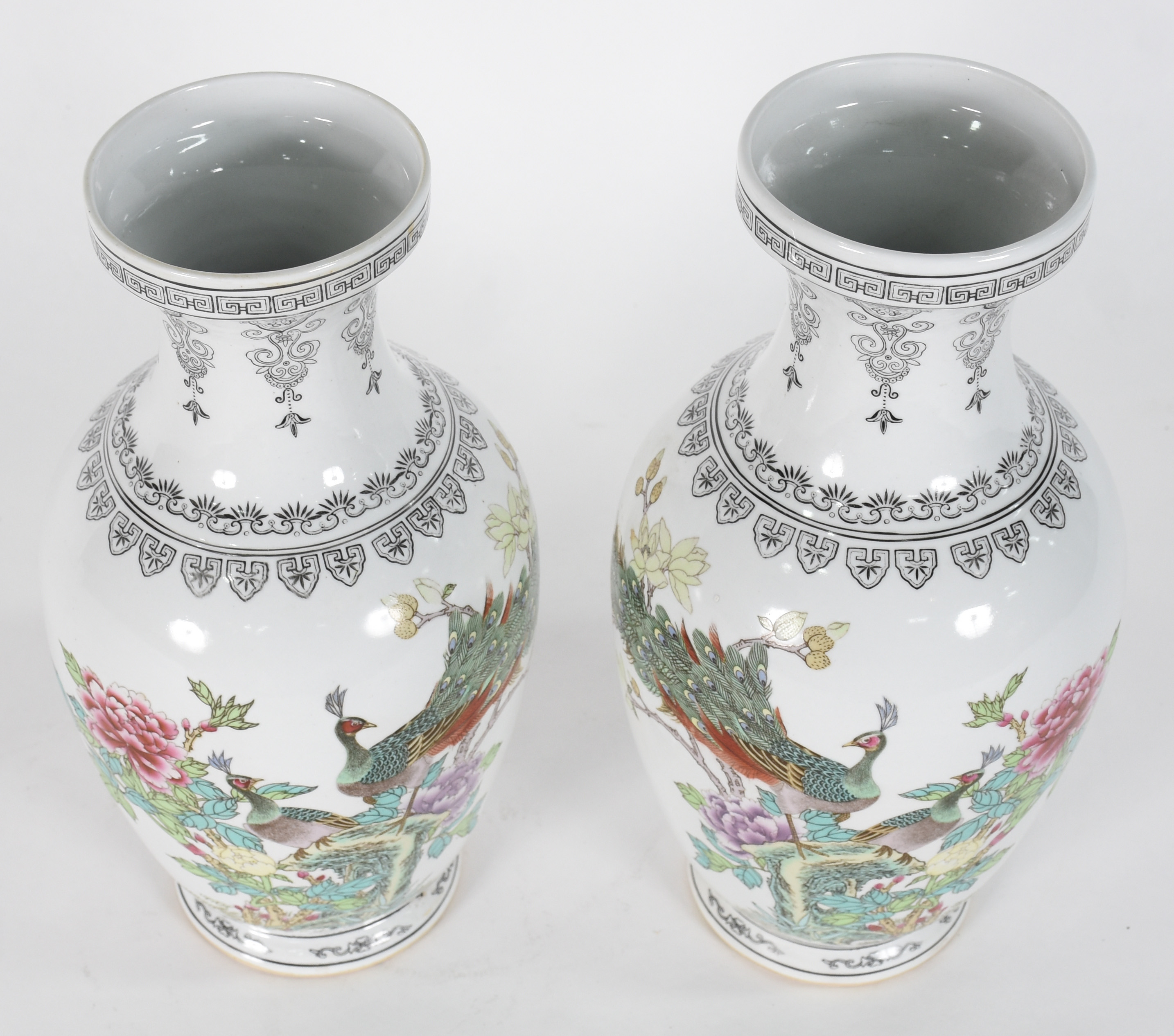 Par de vasos de porcelana chinesa decorados com aves do paraíso em... - foto 2 de 5
