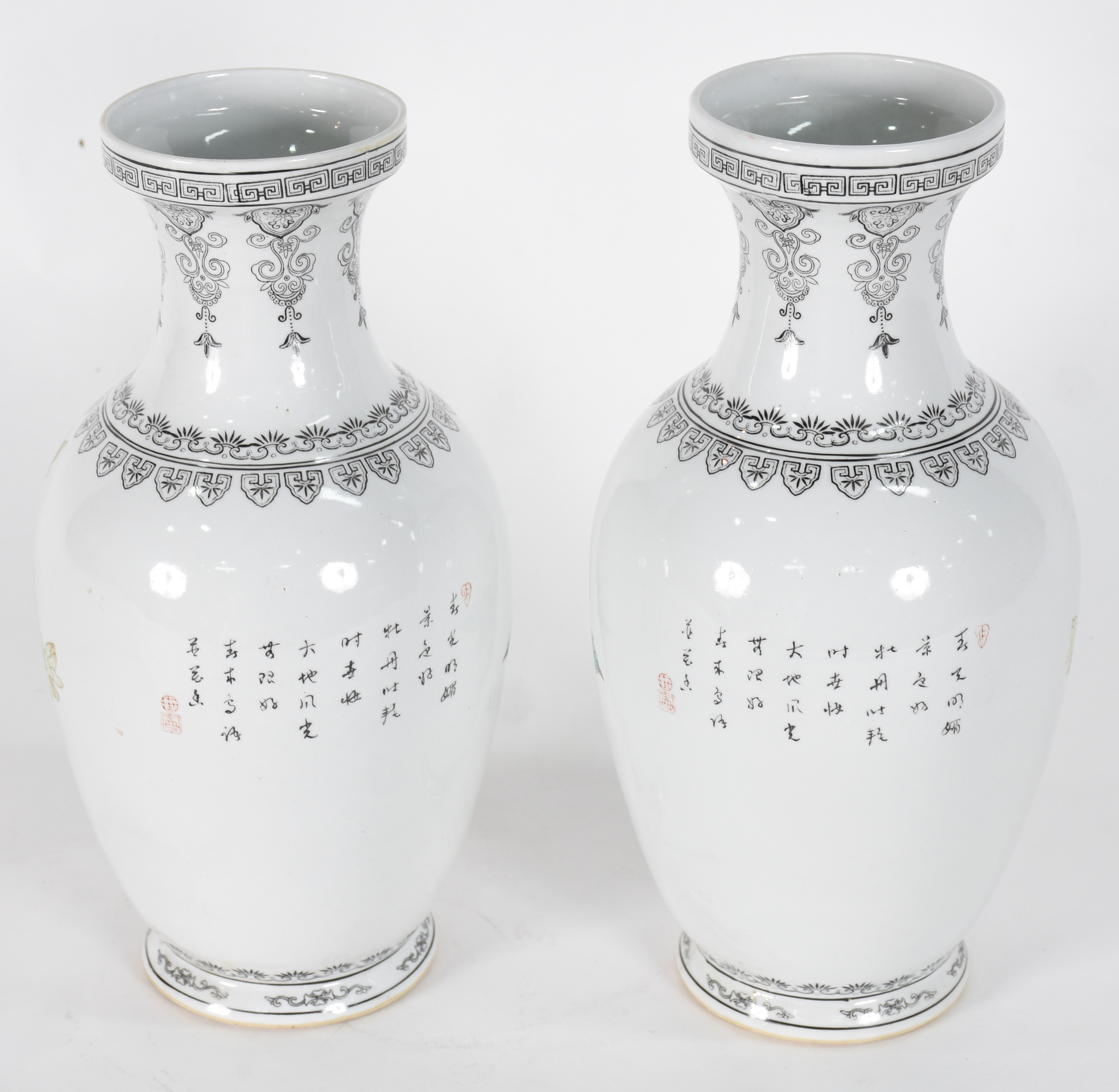 Par de vasos de porcelana chinesa decorados com aves do paraíso em... - foto 3 de 5