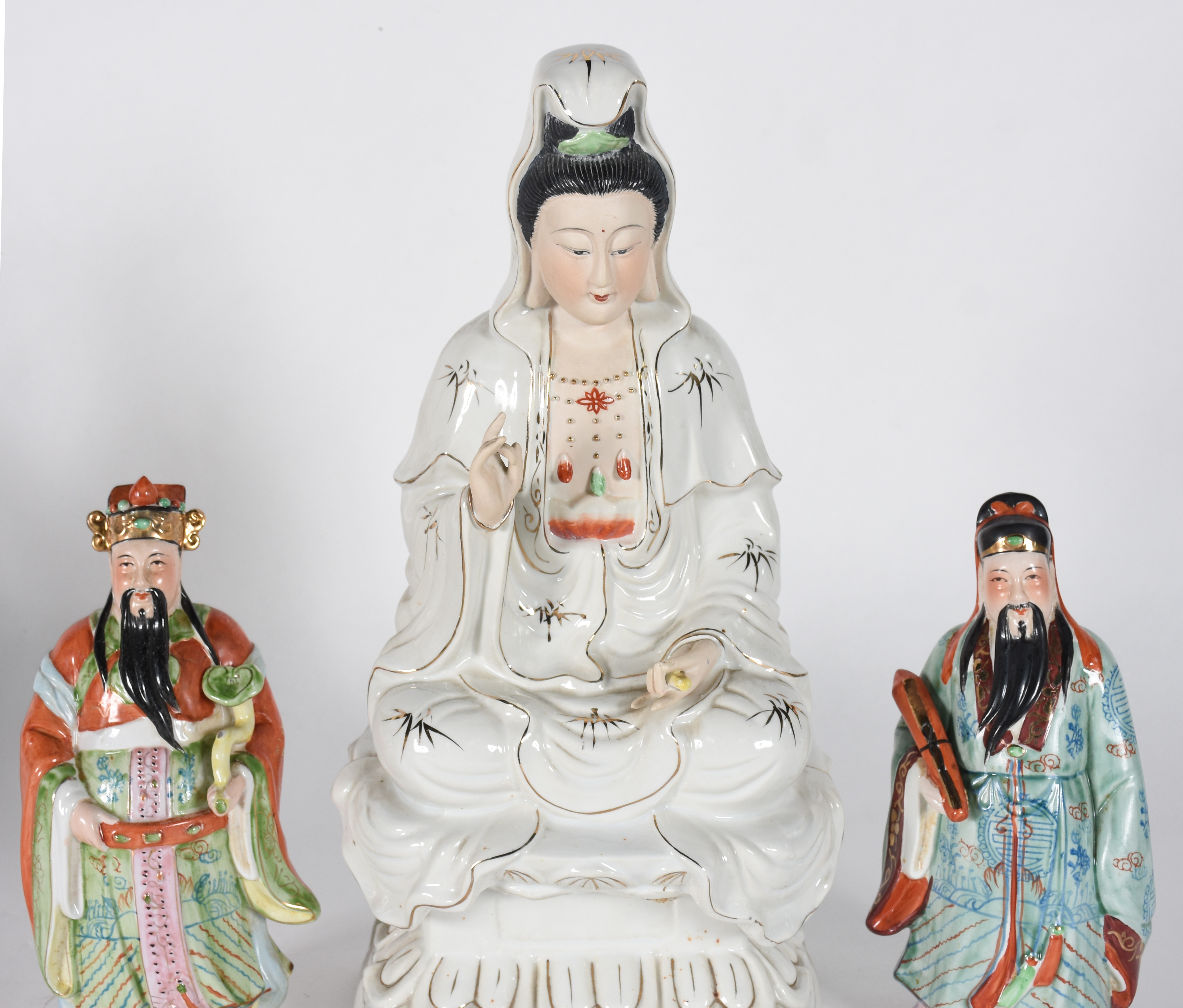 Três peças sendo divindade e 2 figuras em porcelana oriental... - foto 2 de 4