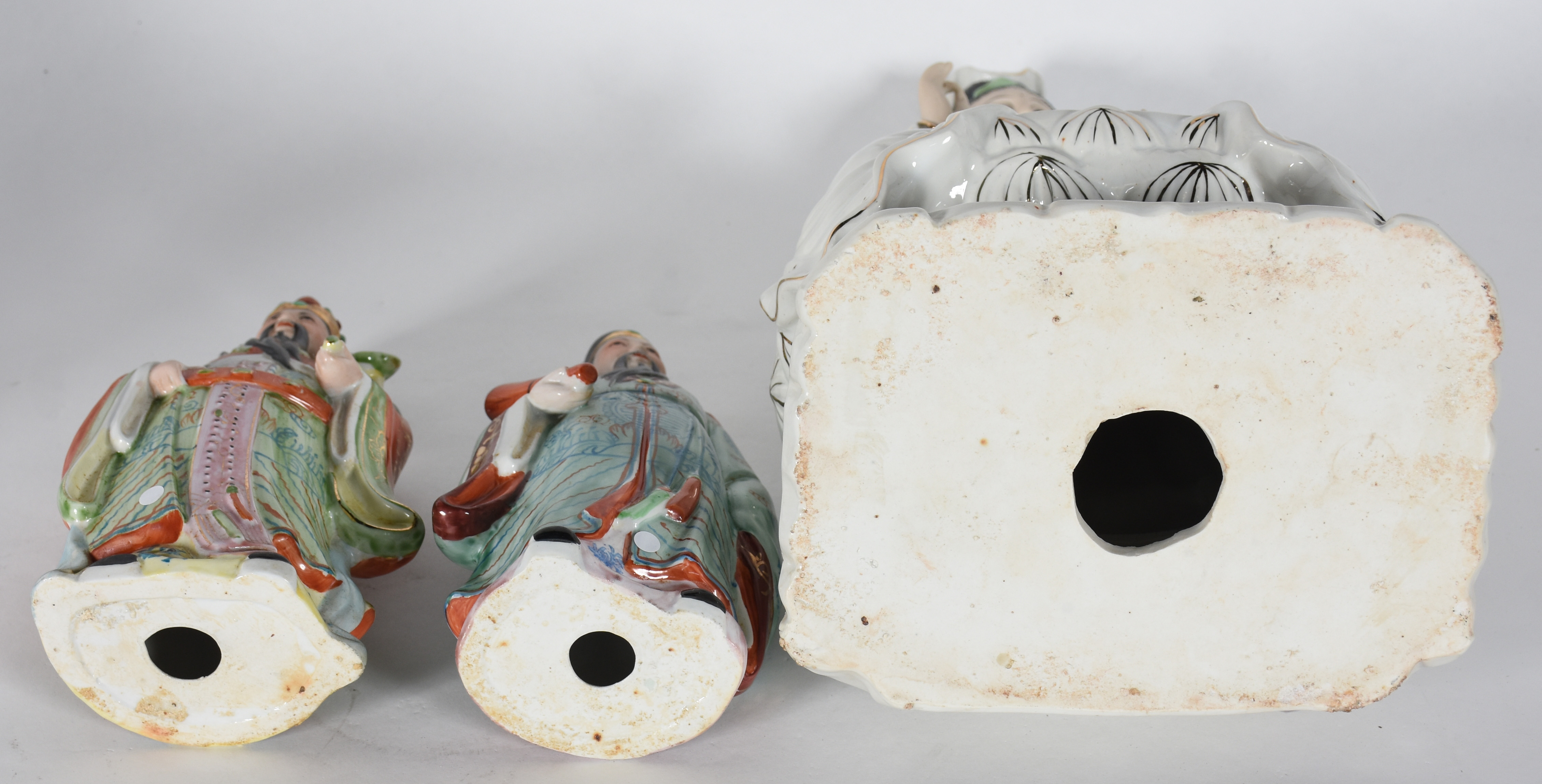 Três peças sendo divindade e 2 figuras em porcelana oriental... - foto 4 de 4