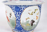 Cachepot de porcelana oriental decorada com pei... - Cachepot de porcelana oriental decorada com peixes e borboletas em policromia.