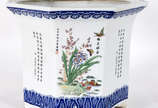 Cachepot de porcelana oriental feitio oitavado,... - Cachepot de porcelana oriental feitio oitavado, decorado com folhagens em policromia.