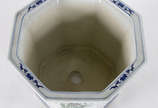 Cachepot de porcelana oriental feitio oitavado,... - Cachepot de porcelana oriental feitio oitavado, decorado com folhagens em policromia.