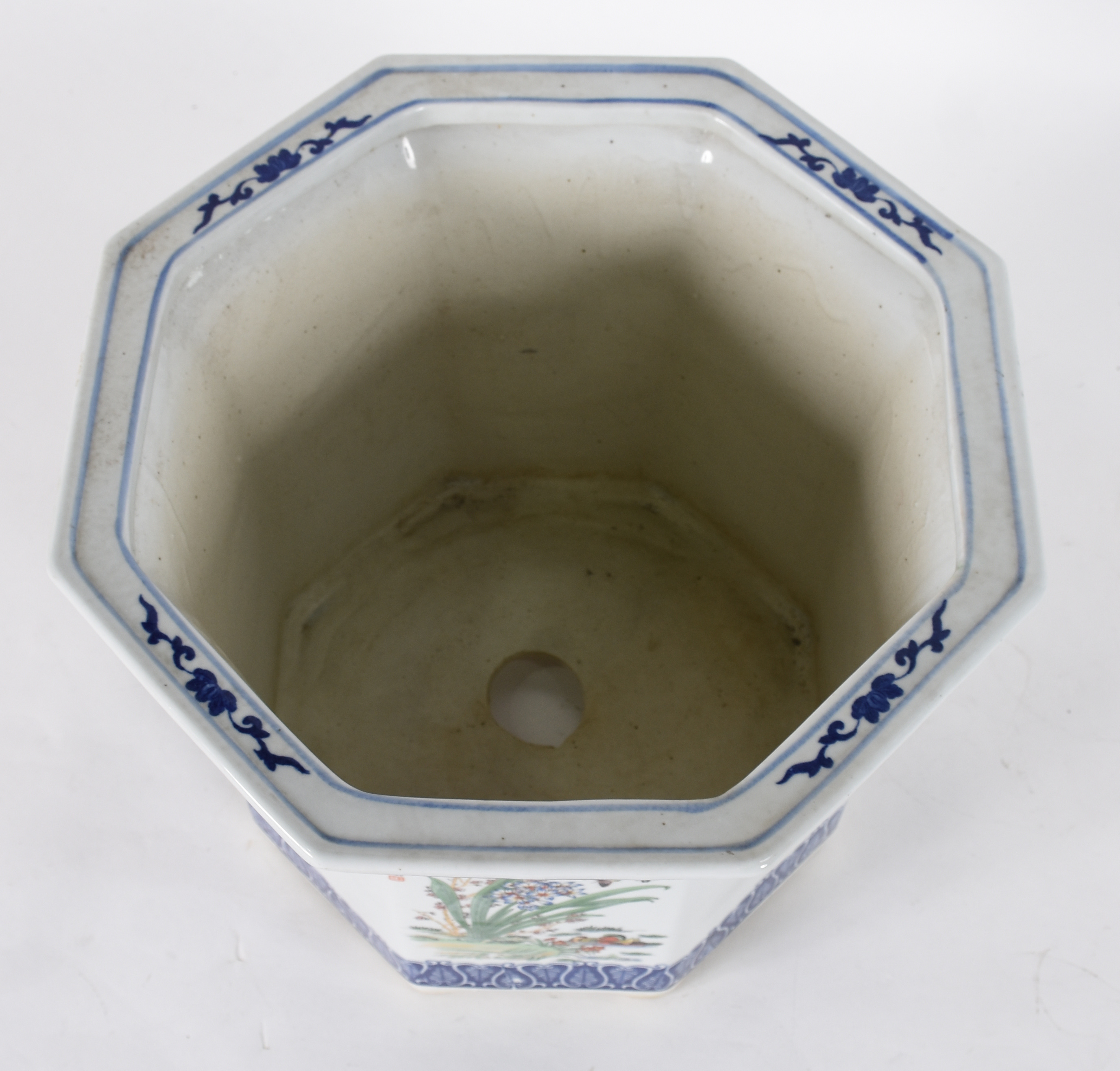 Cachepot de porcelana oriental feitio oitavado, decorado com... - foto 2 de 4