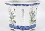 Cachepot de porcelana oriental feitio oitavado,... - Cachepot de porcelana oriental feitio oitavado, decorado com folhagens em policromia.