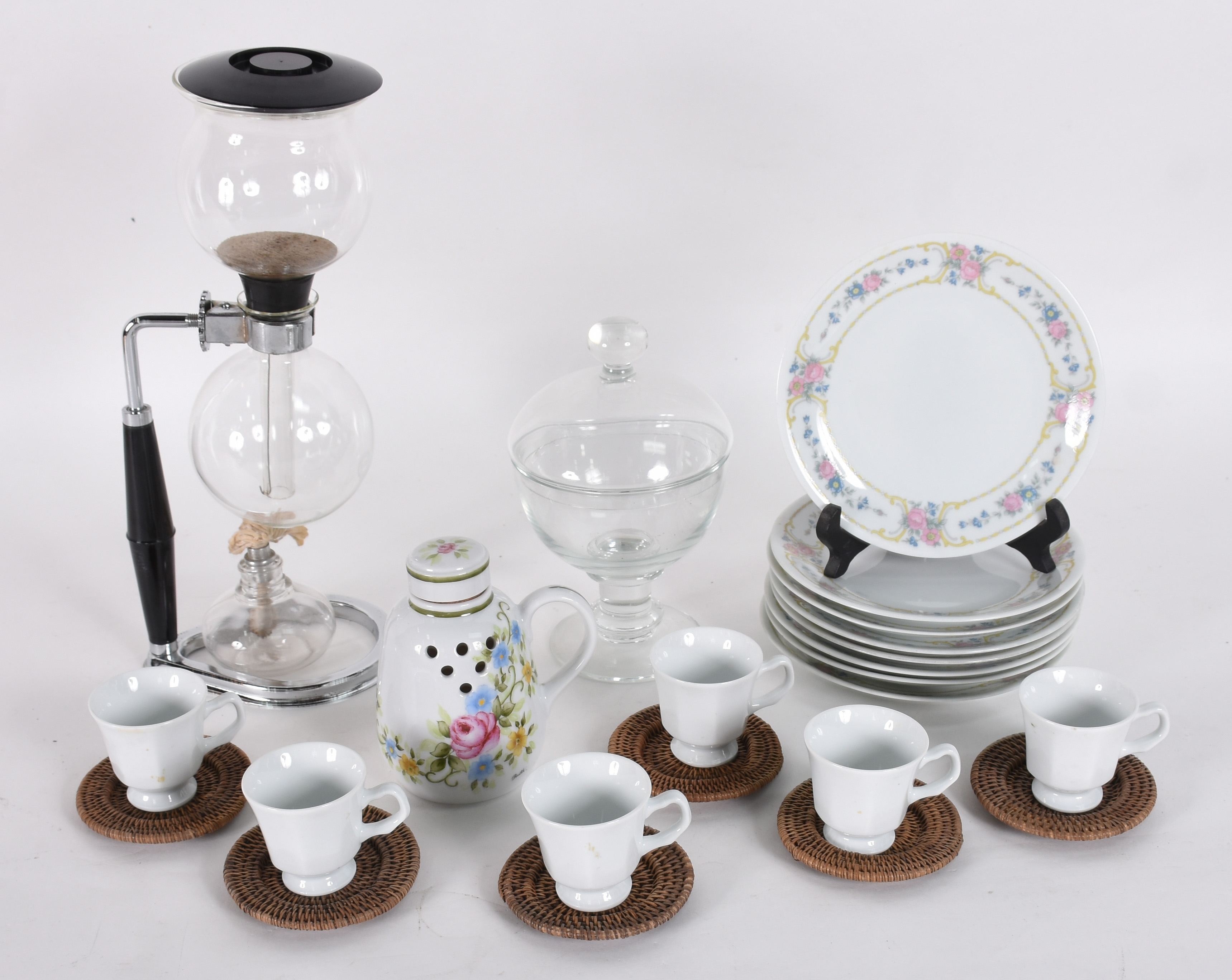 Varias peças sendo; 8 pratinhos de bolo, com 6 xícaras de café com... - foto 1 de 5