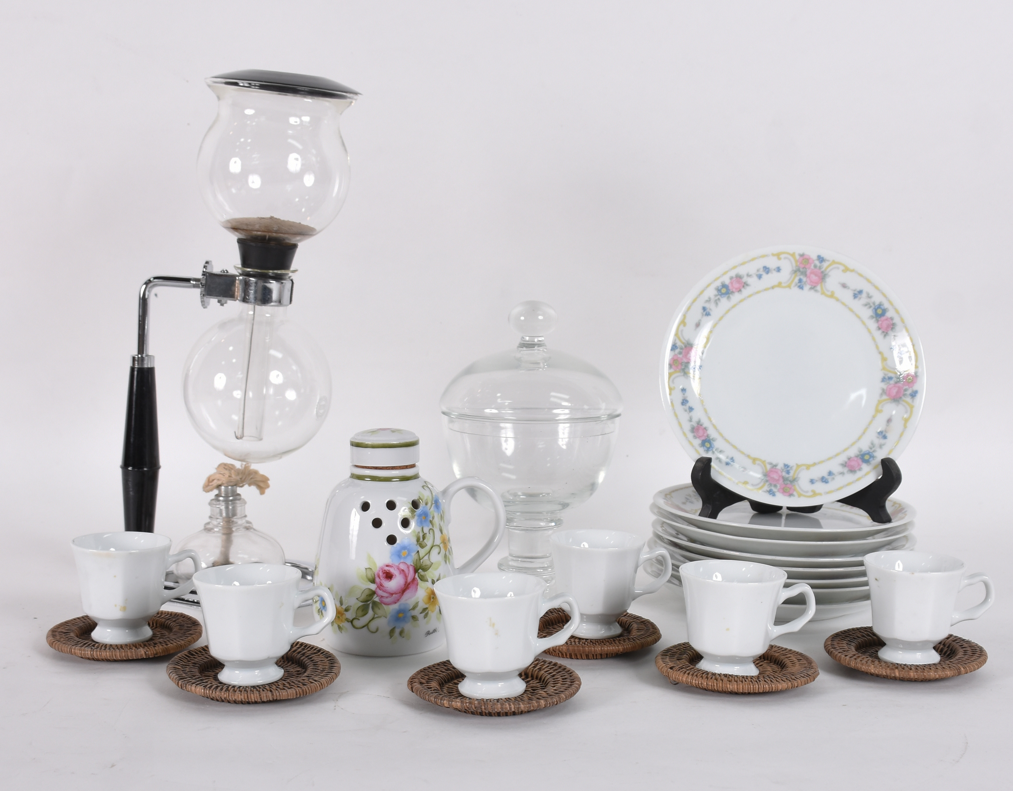 Varias peças sendo; 8 pratinhos de bolo, com 6 xícaras de café com... - foto 2 de 5