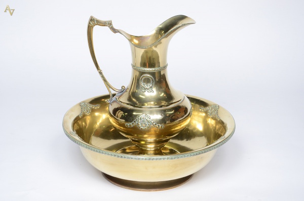 Jarra com bacia de metal dourado. Altura total 44 cm e diâmetro bacia...