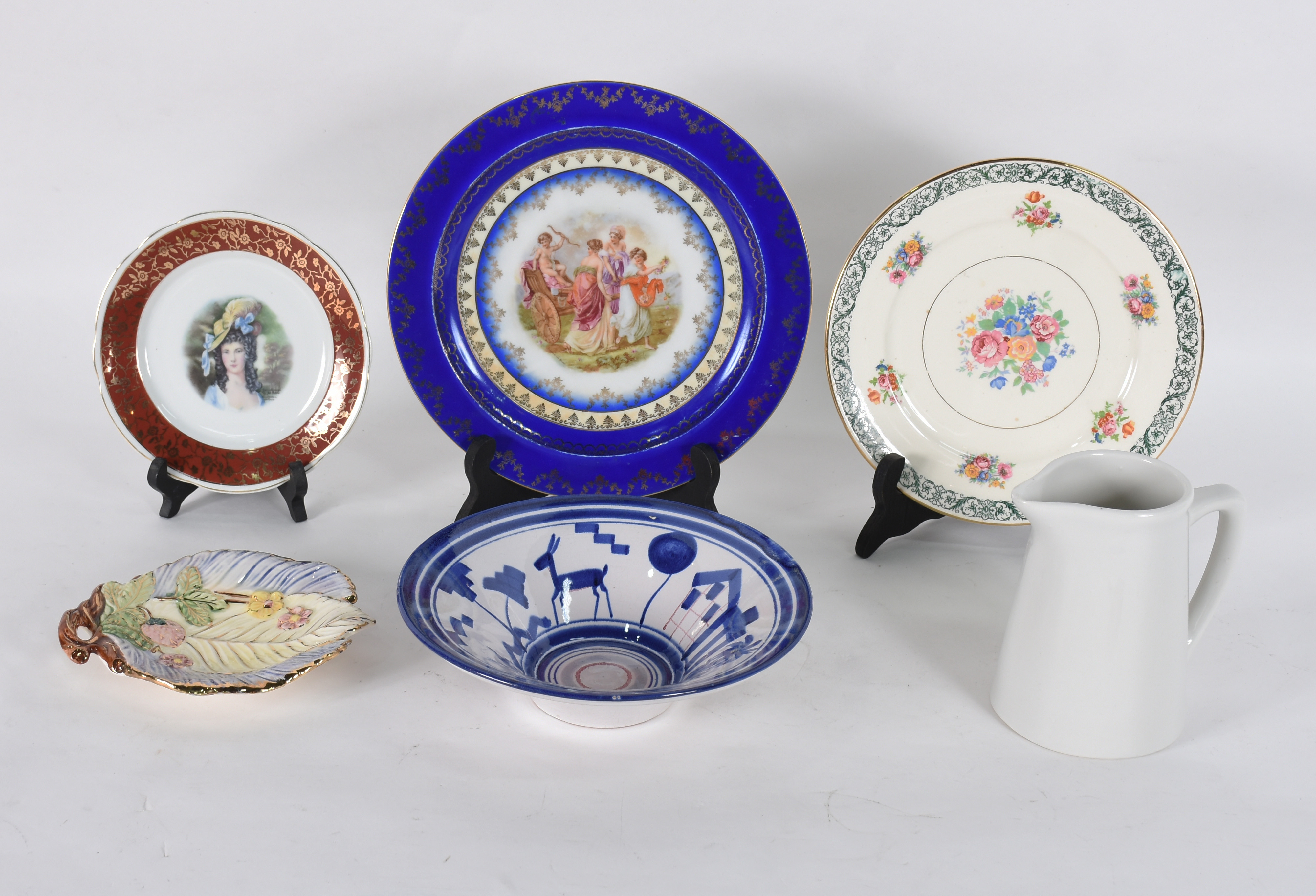 Seis peças, sendo 5 pratos de porcelana e 1 leiteira. - foto 1 de 5