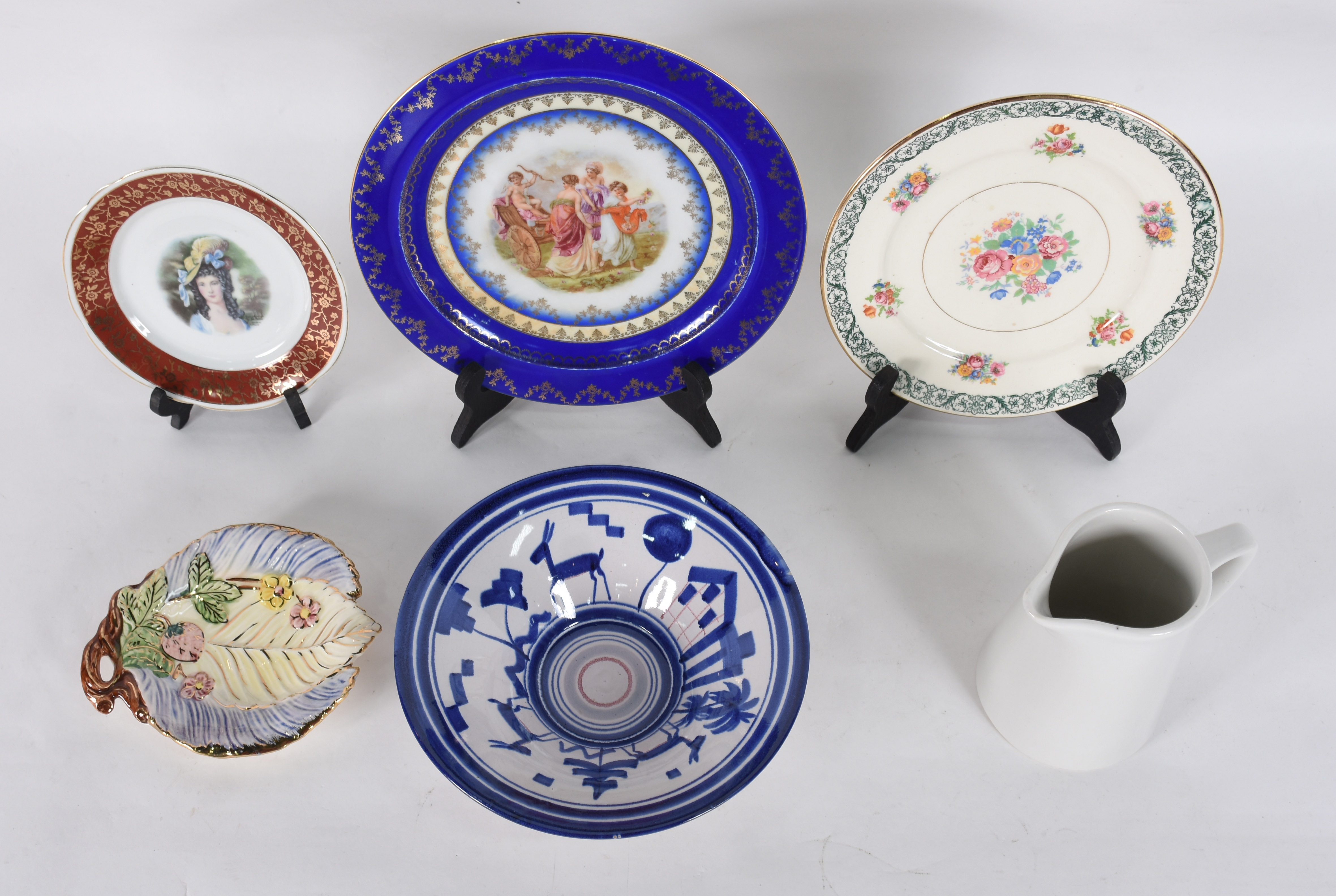 Seis peças, sendo 5 pratos de porcelana e 1 leiteira. - foto 2 de 5