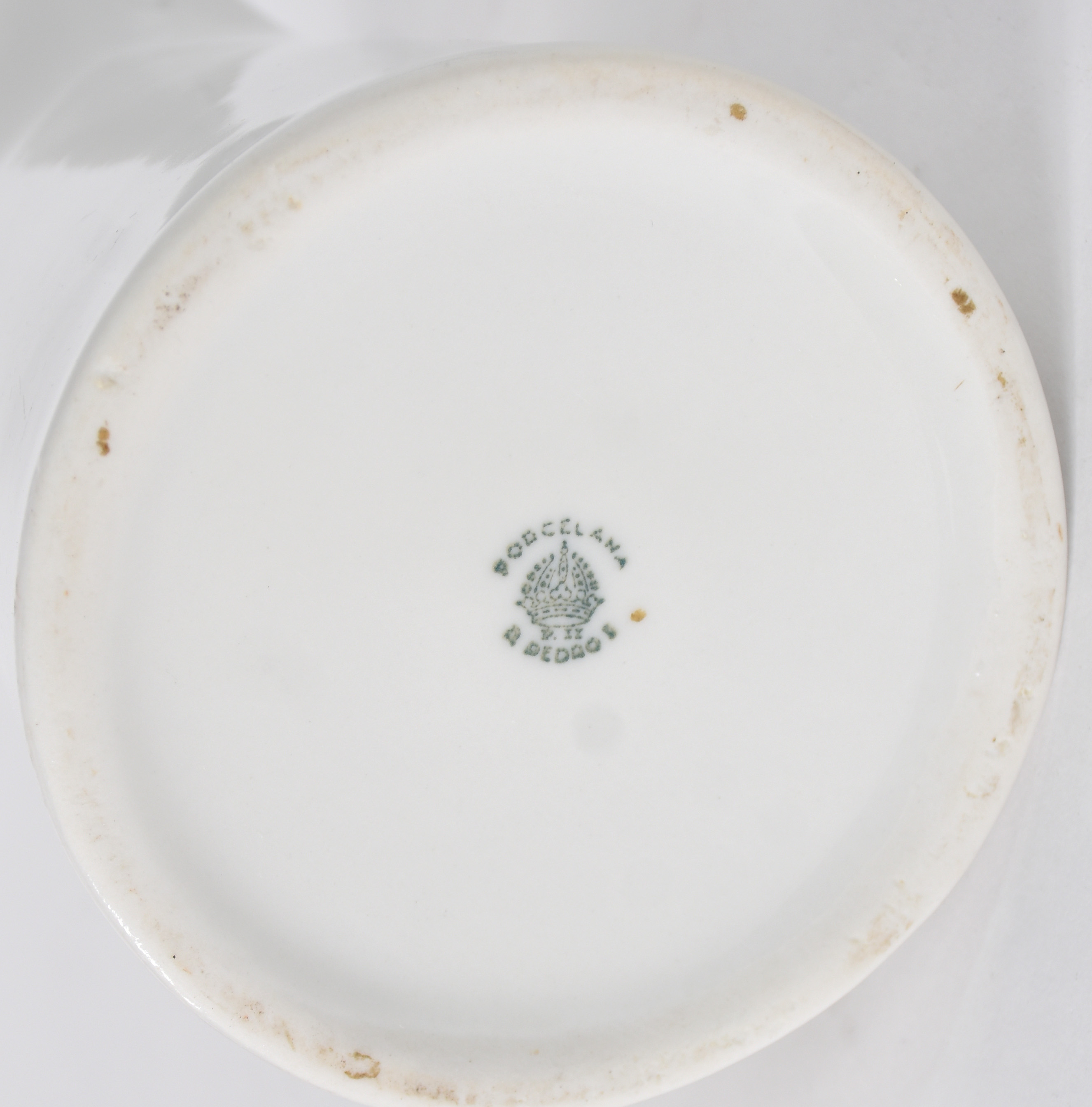 Seis peças, sendo 5 pratos de porcelana e 1 leiteira. - foto 3 de 5