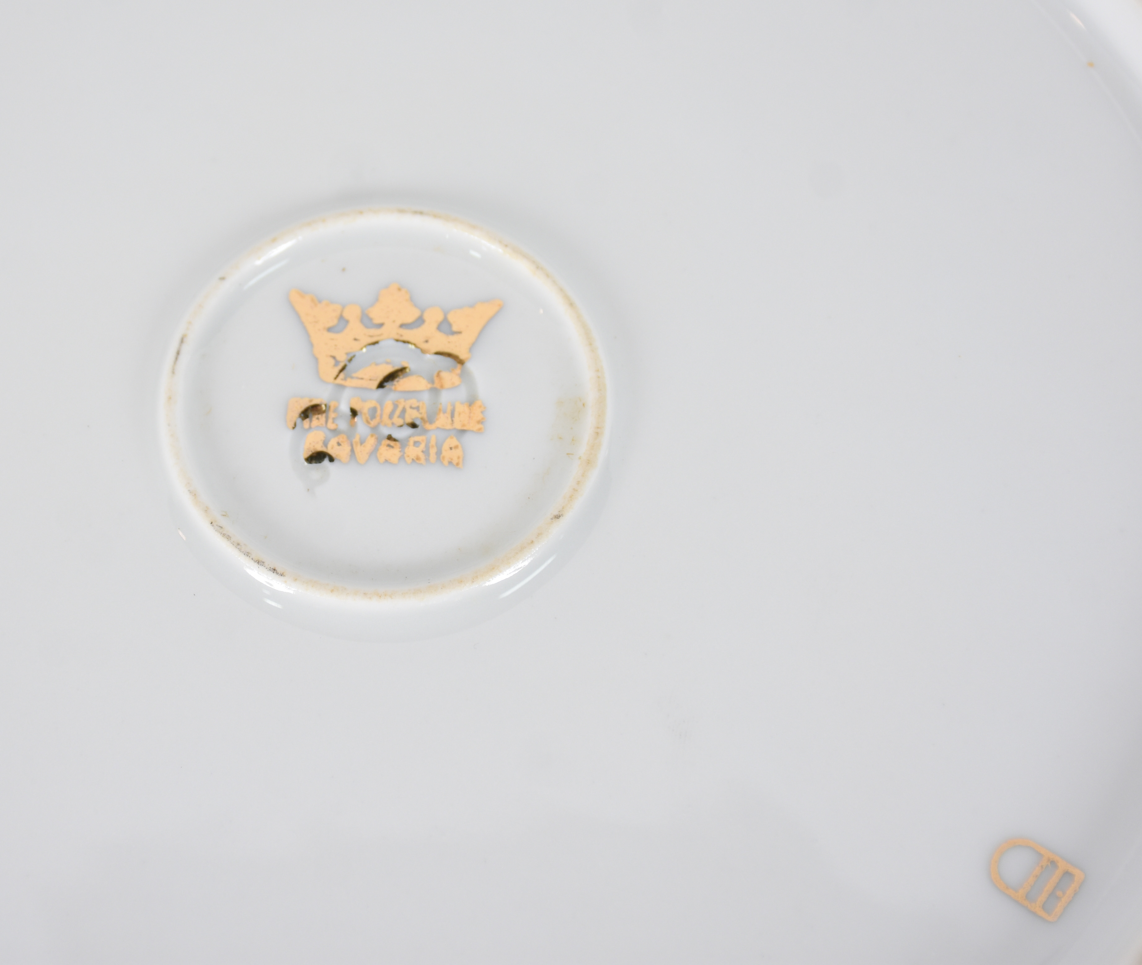 Seis peças, sendo 5 pratos de porcelana e 1 leiteira. - foto 4 de 5