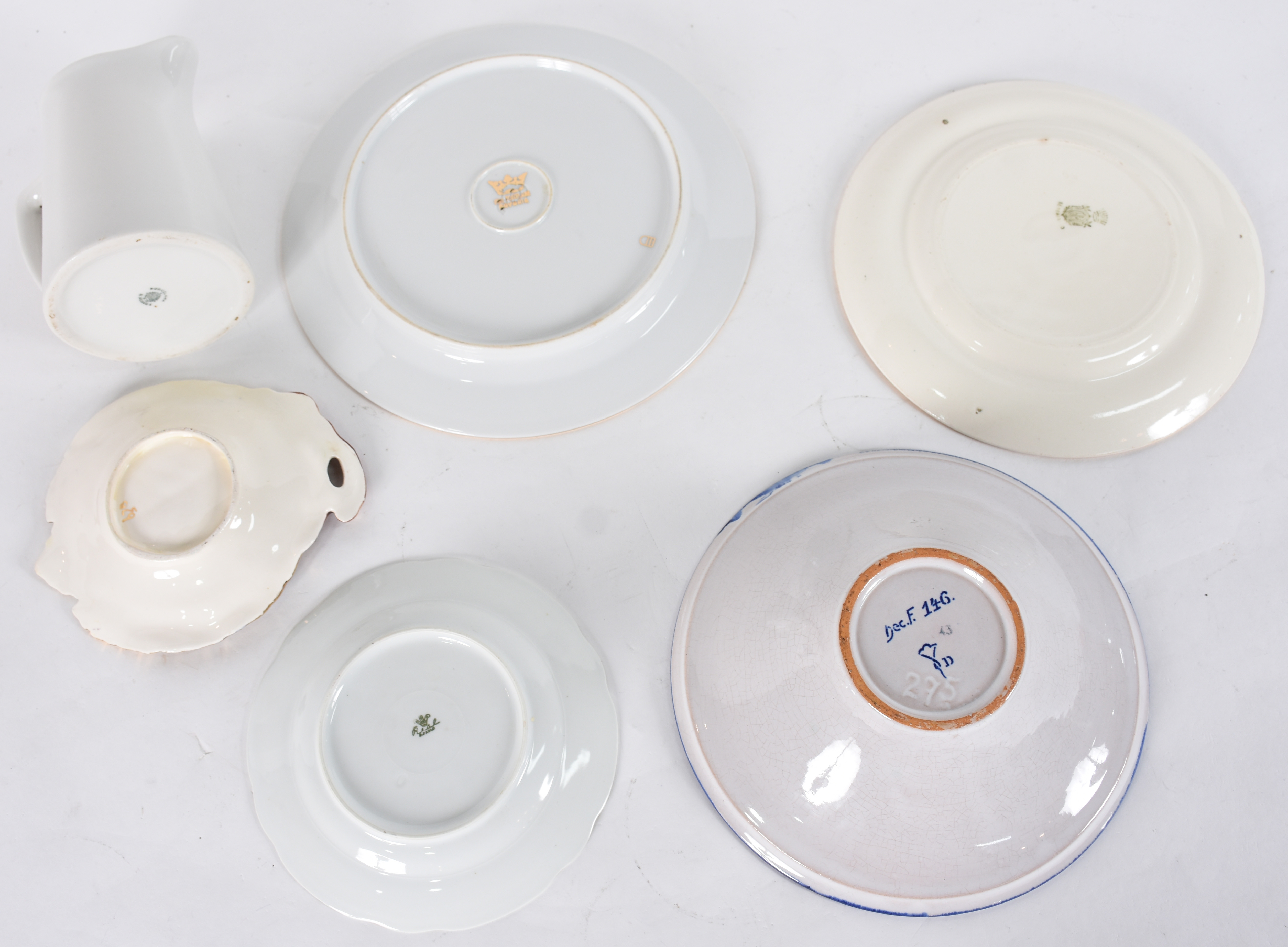 Seis peças, sendo 5 pratos de porcelana e 1 leiteira. - foto 5 de 5