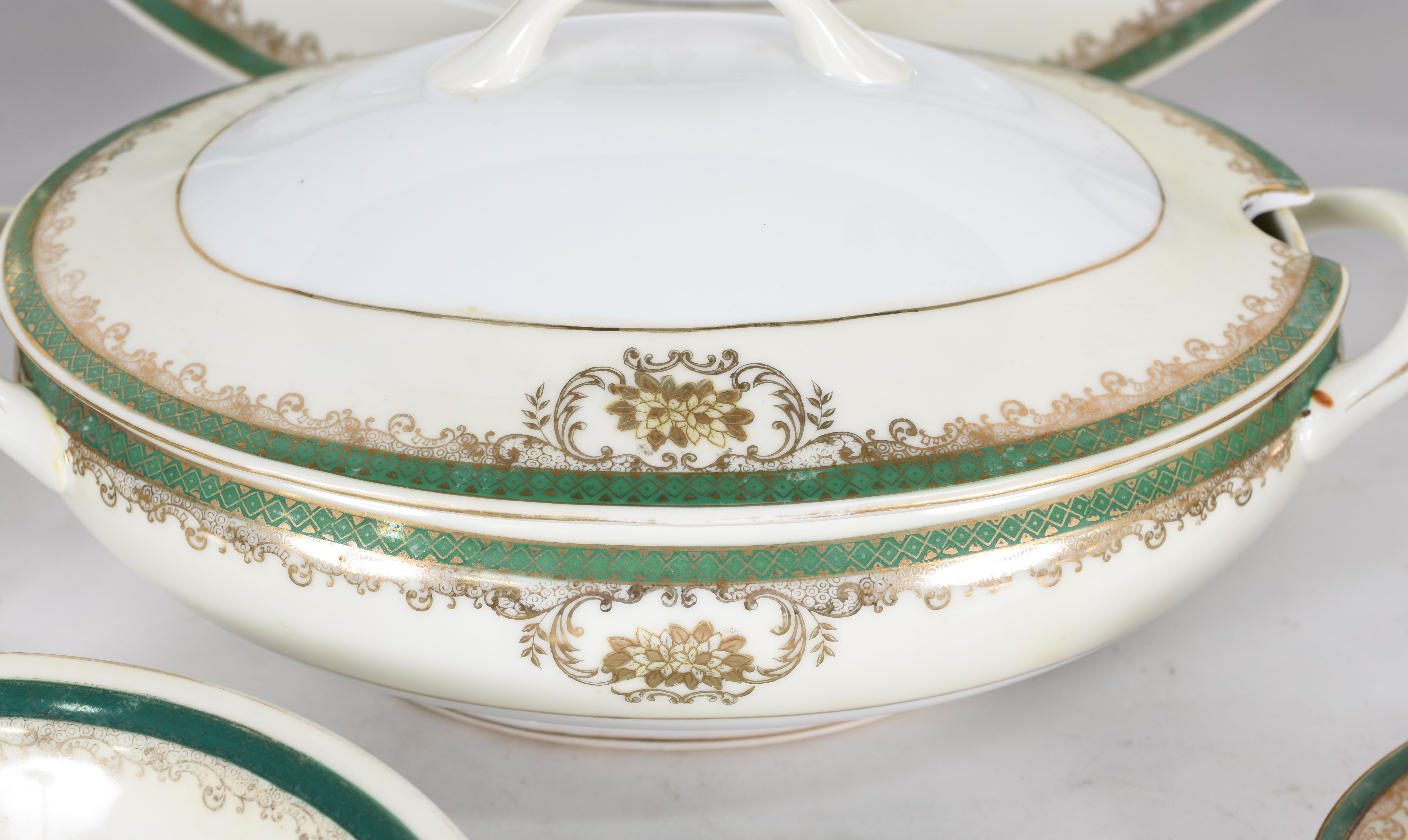 Aparelho de jantar, chá e café de antiga porcelana branca decorada... - foto 2 de 8