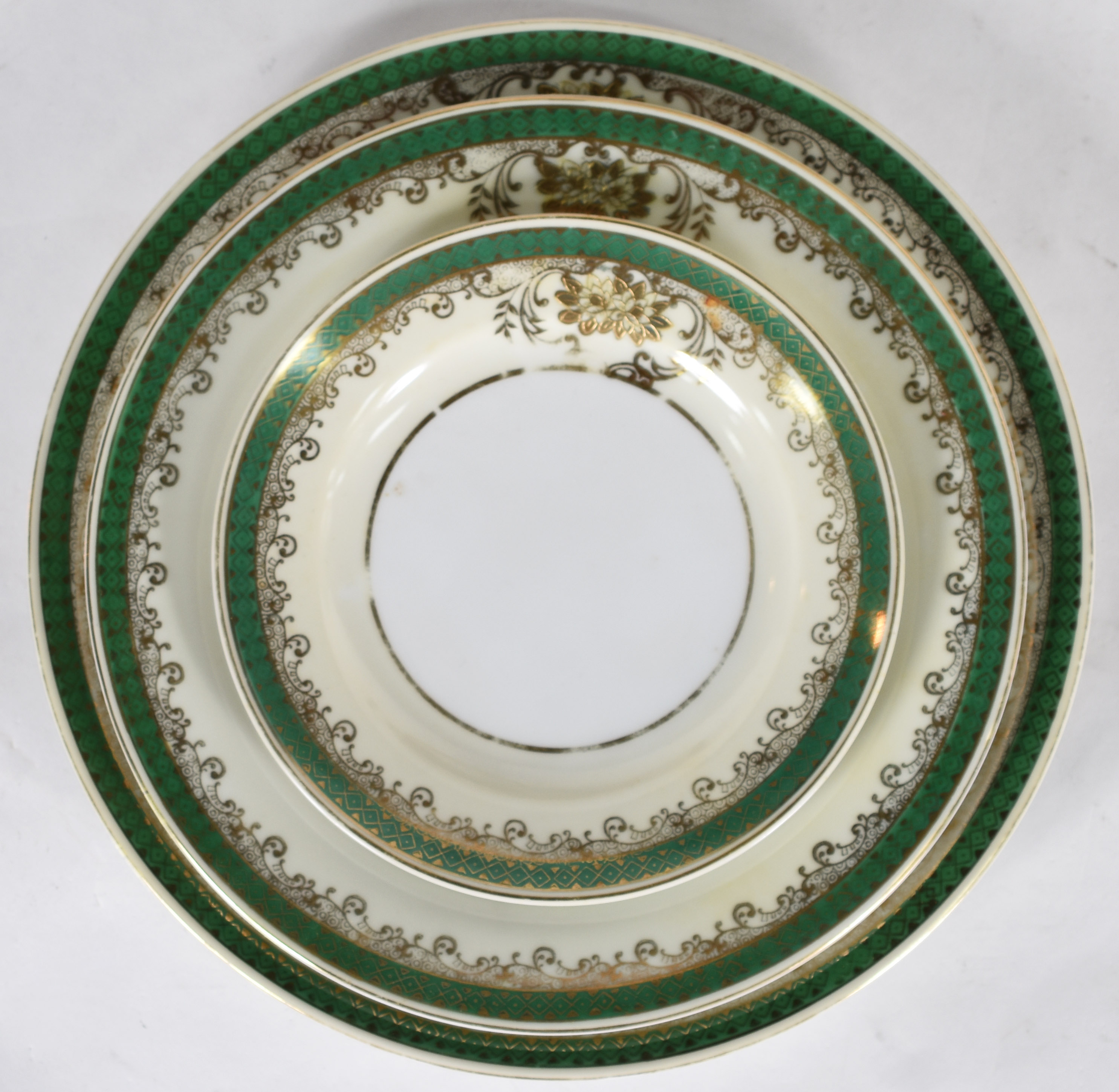 Aparelho de jantar, chá e café de antiga porcelana branca decorada... - foto 3 de 8