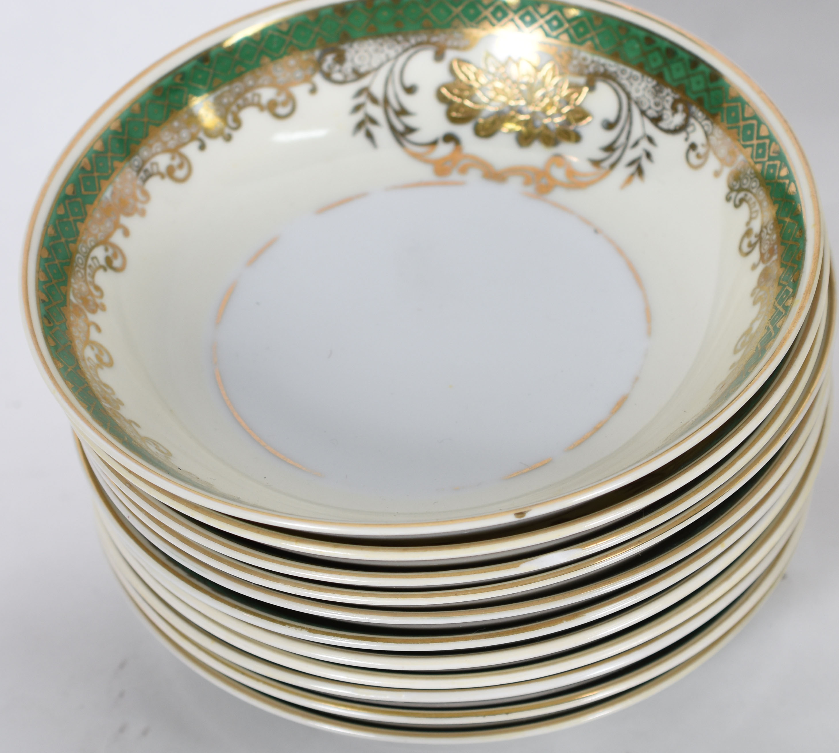Aparelho de jantar, chá e café de antiga porcelana branca decorada... - foto 5 de 8