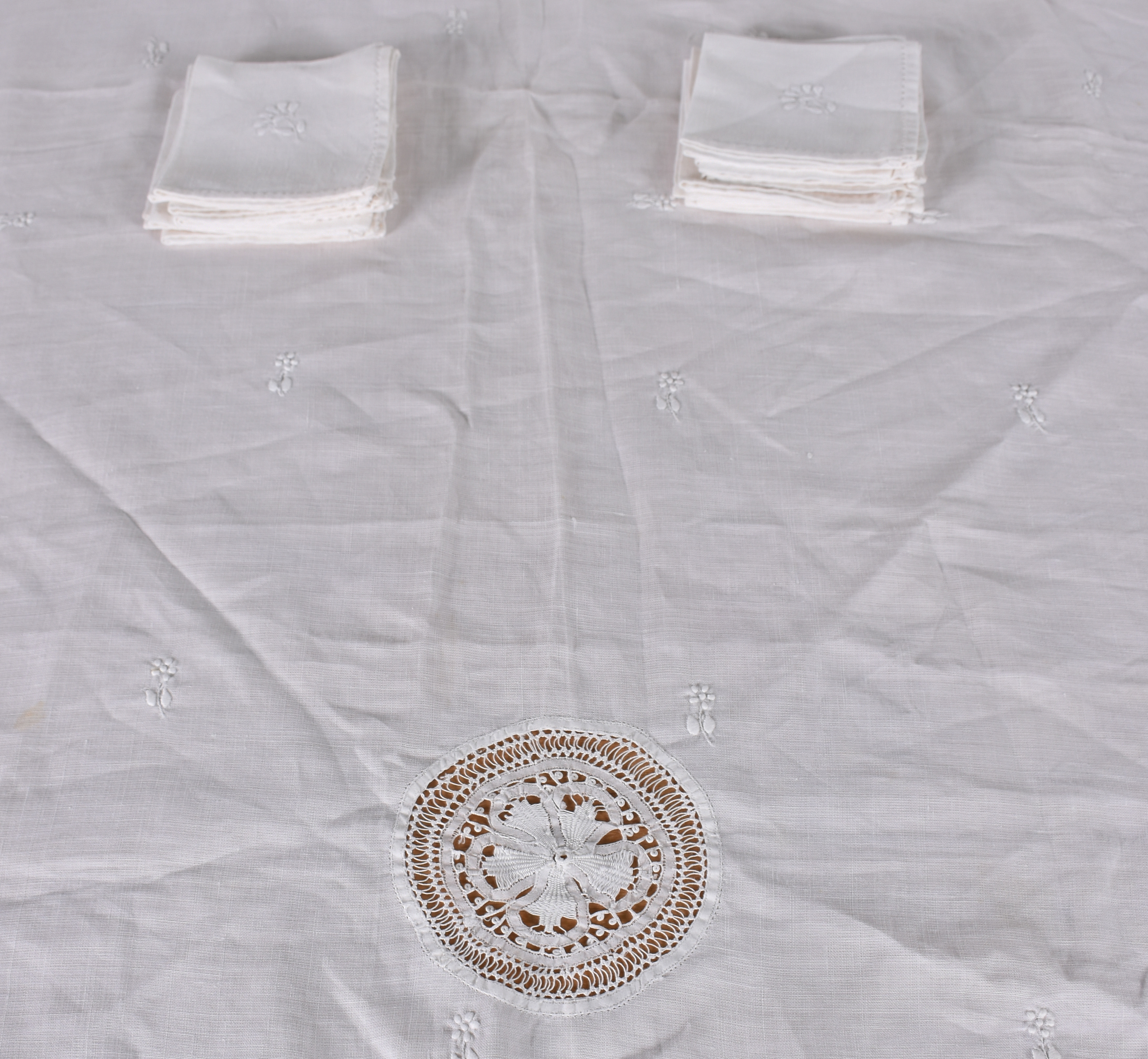 Toalhas de mesa de linho branco com 12 guardanapos bordados. - foto 3 de 3