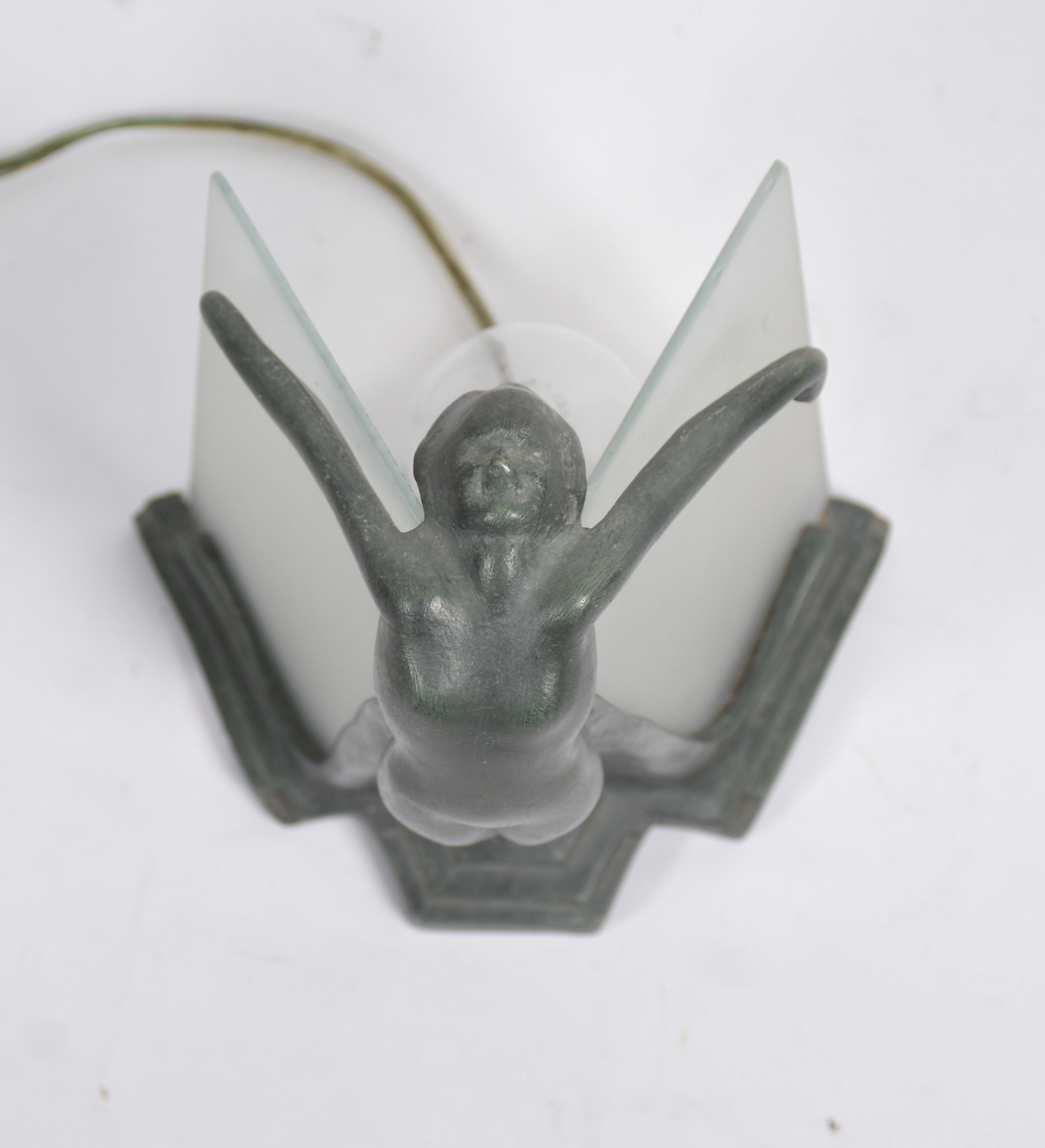 Luminária de metal representando figura feminina estilo Art Deco - foto 6 de 6