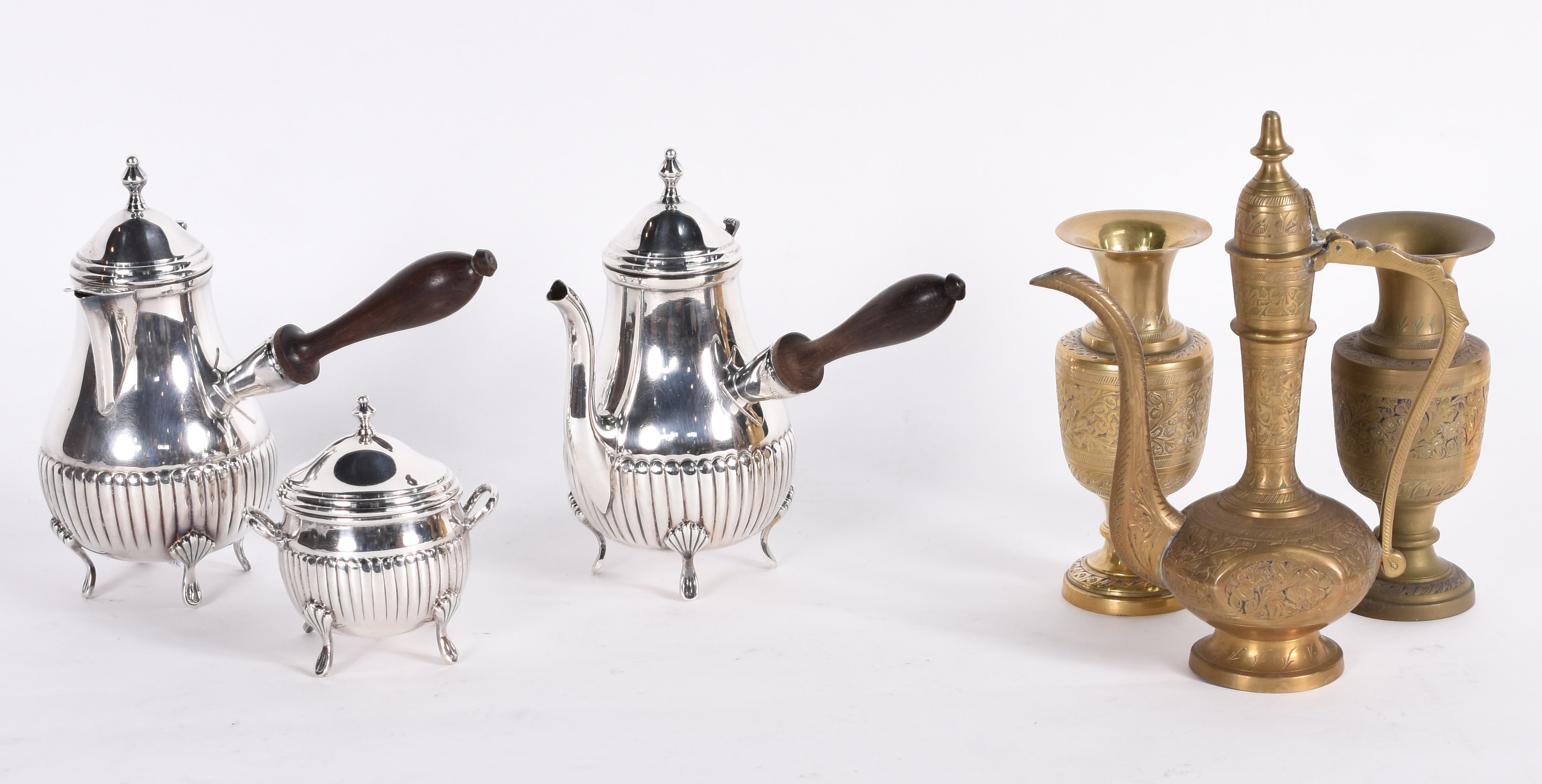Conjunto com 3 peças de metal prateado para chá e café, sendo 2 bules... - foto 1 de 4