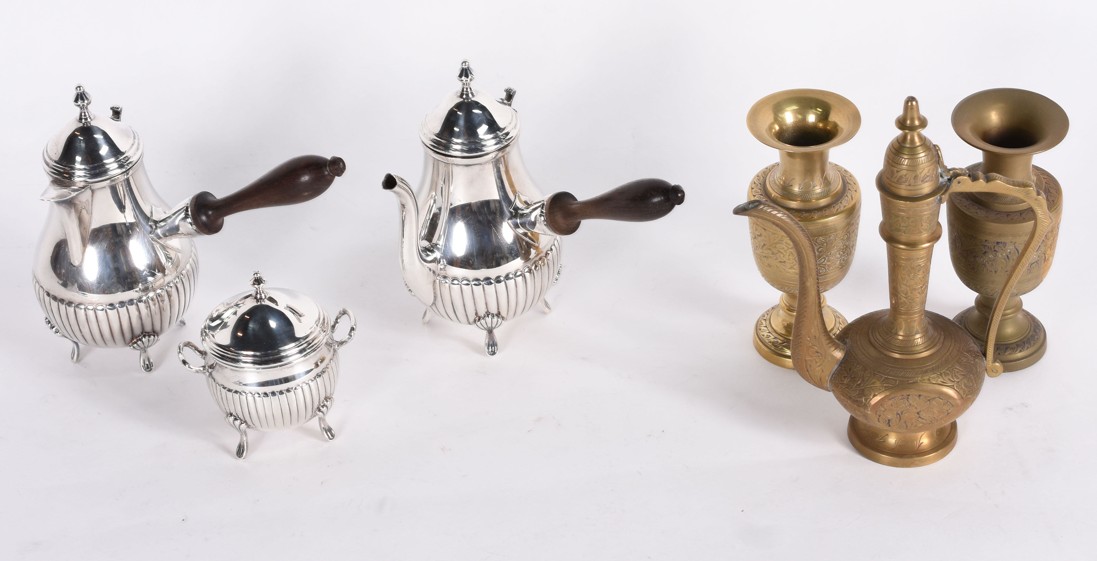 Conjunto com 3 peças de metal prateado para chá e café, sendo 2 bules... - foto 2 de 4