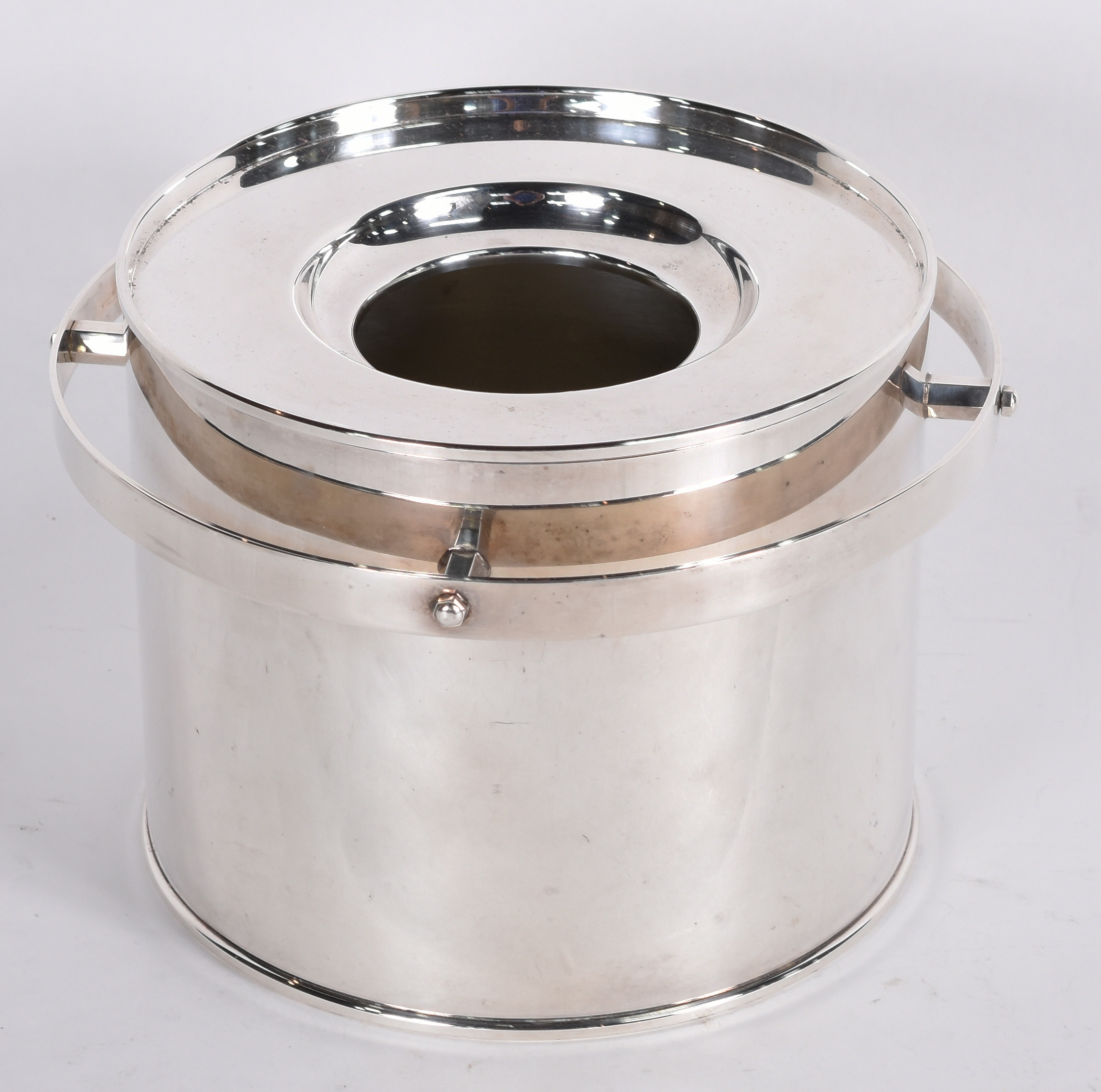 Wine cooler de metal prateado. - foto 1 de 4
