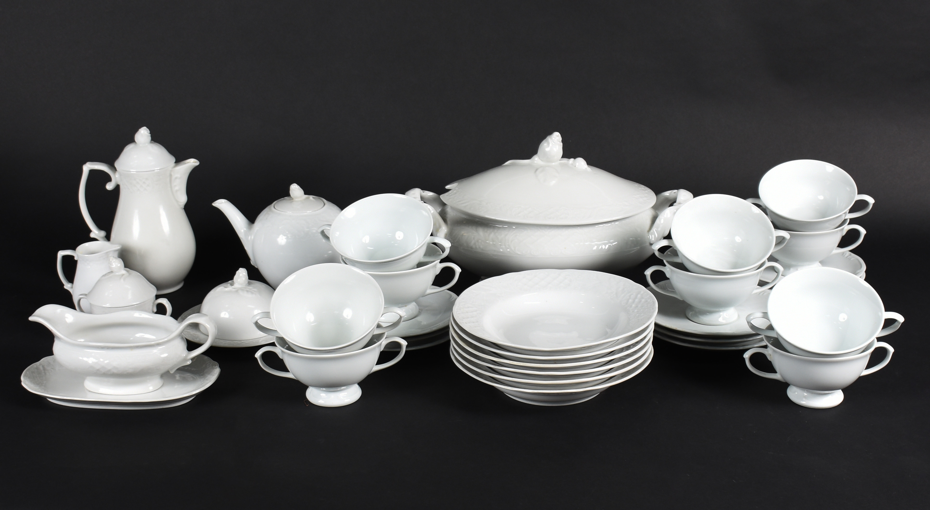 Serviço de jantar de porcelana branca , composto de 6 pratos fundos... - foto 1 de 8