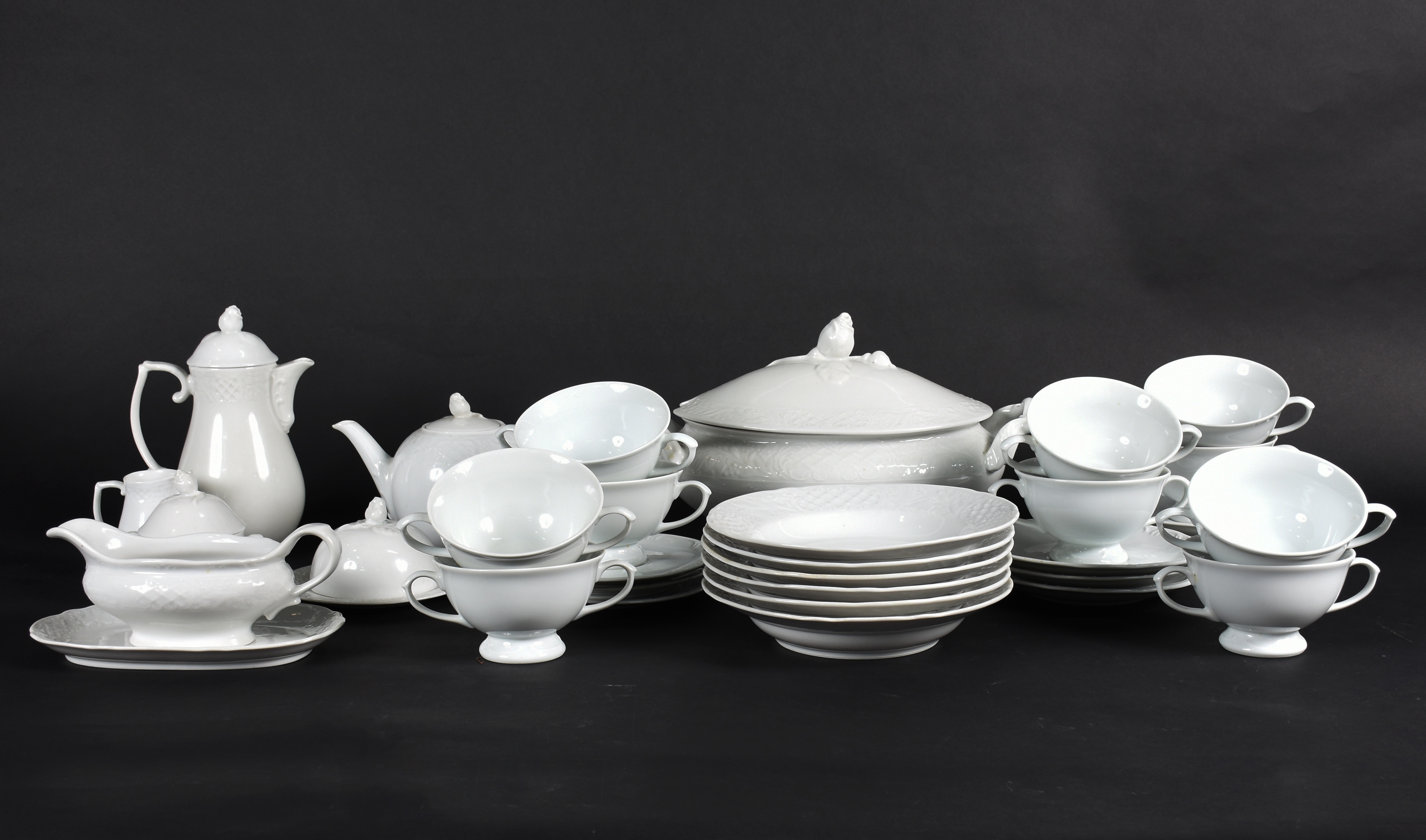 Serviço de jantar de porcelana branca , composto de 6 pratos fundos... - foto 2 de 8