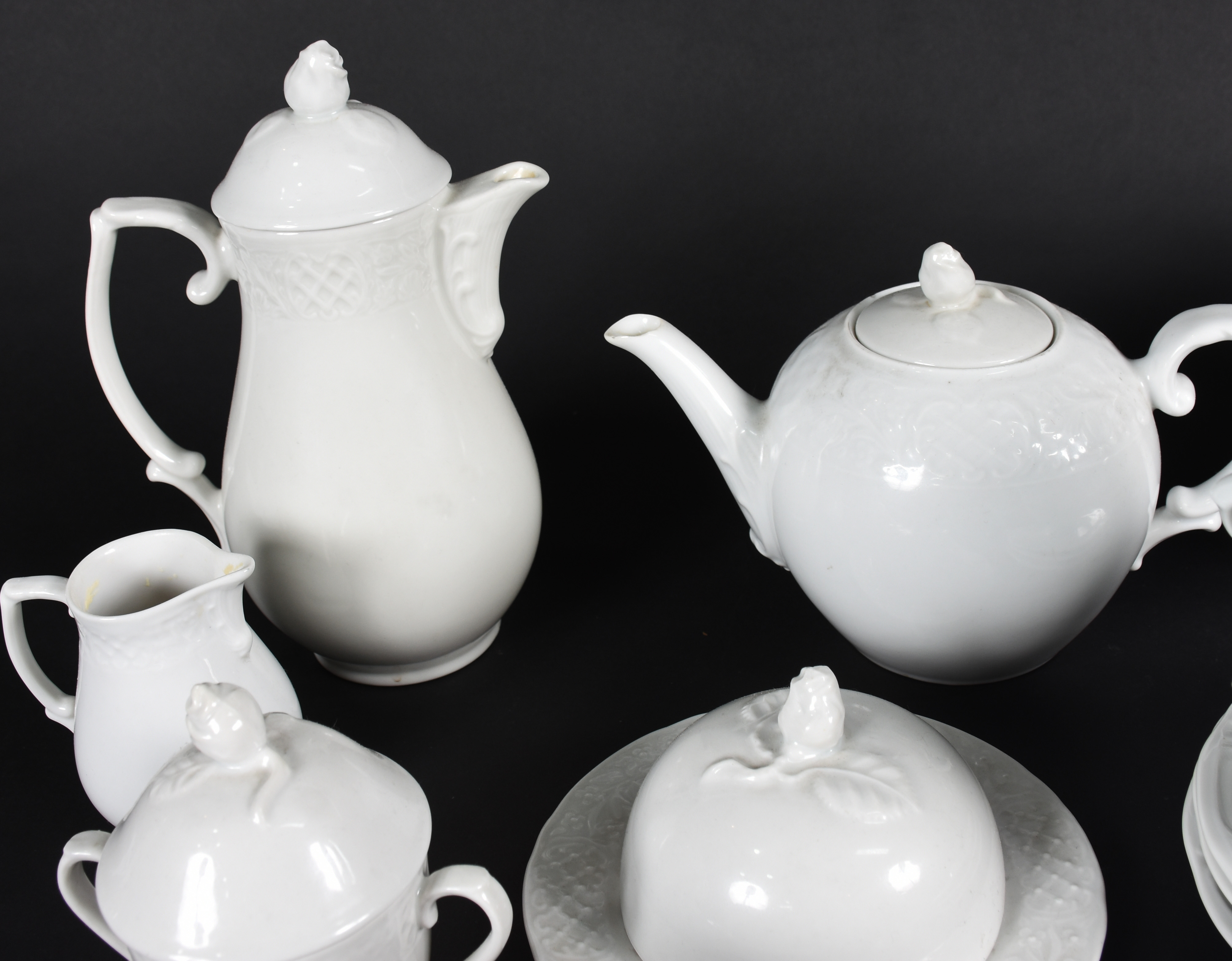 Serviço de jantar de porcelana branca , composto de 6 pratos fundos... - foto 3 de 8