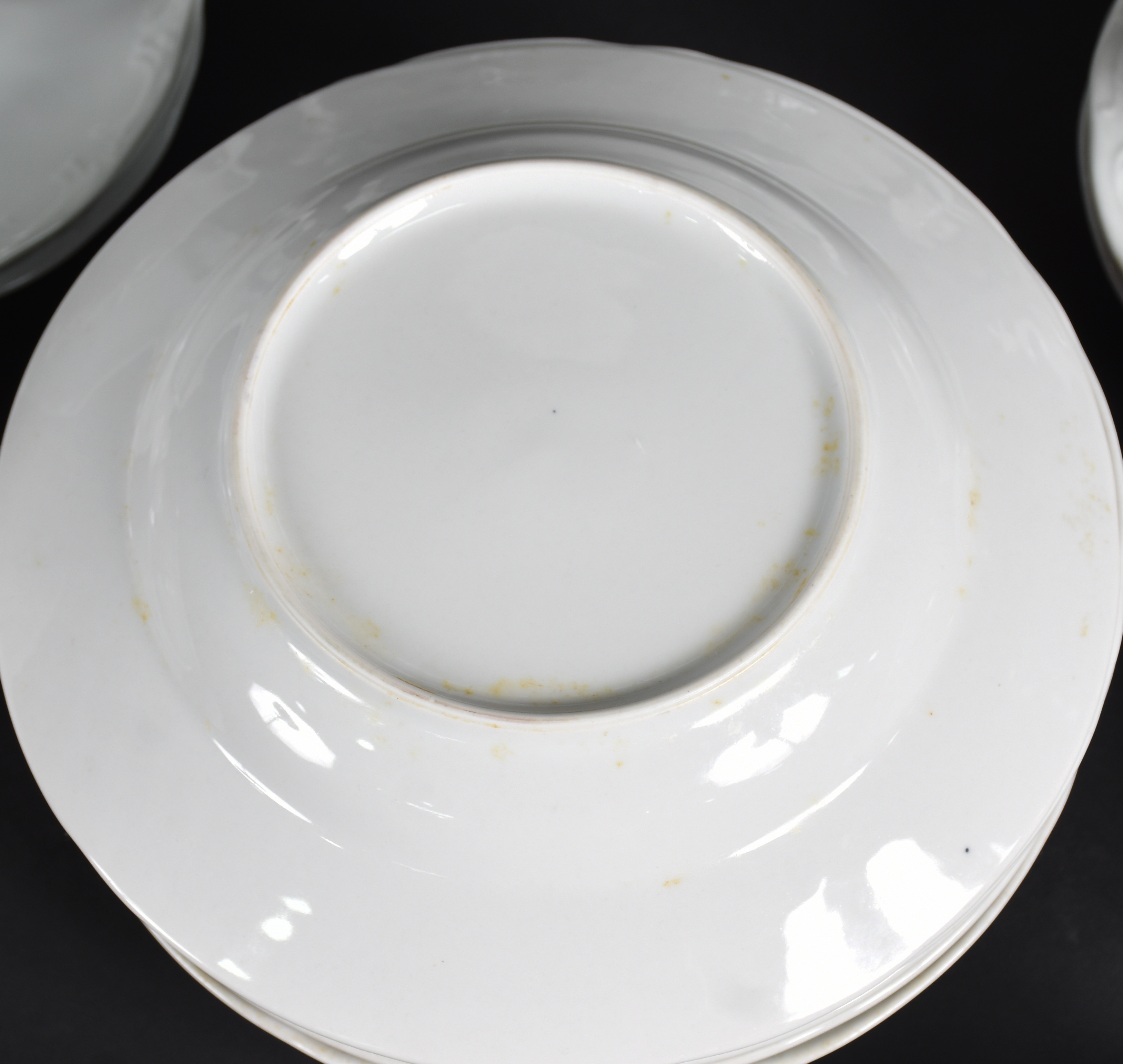 Serviço de jantar de porcelana branca , composto de 6 pratos fundos... - foto 6 de 8